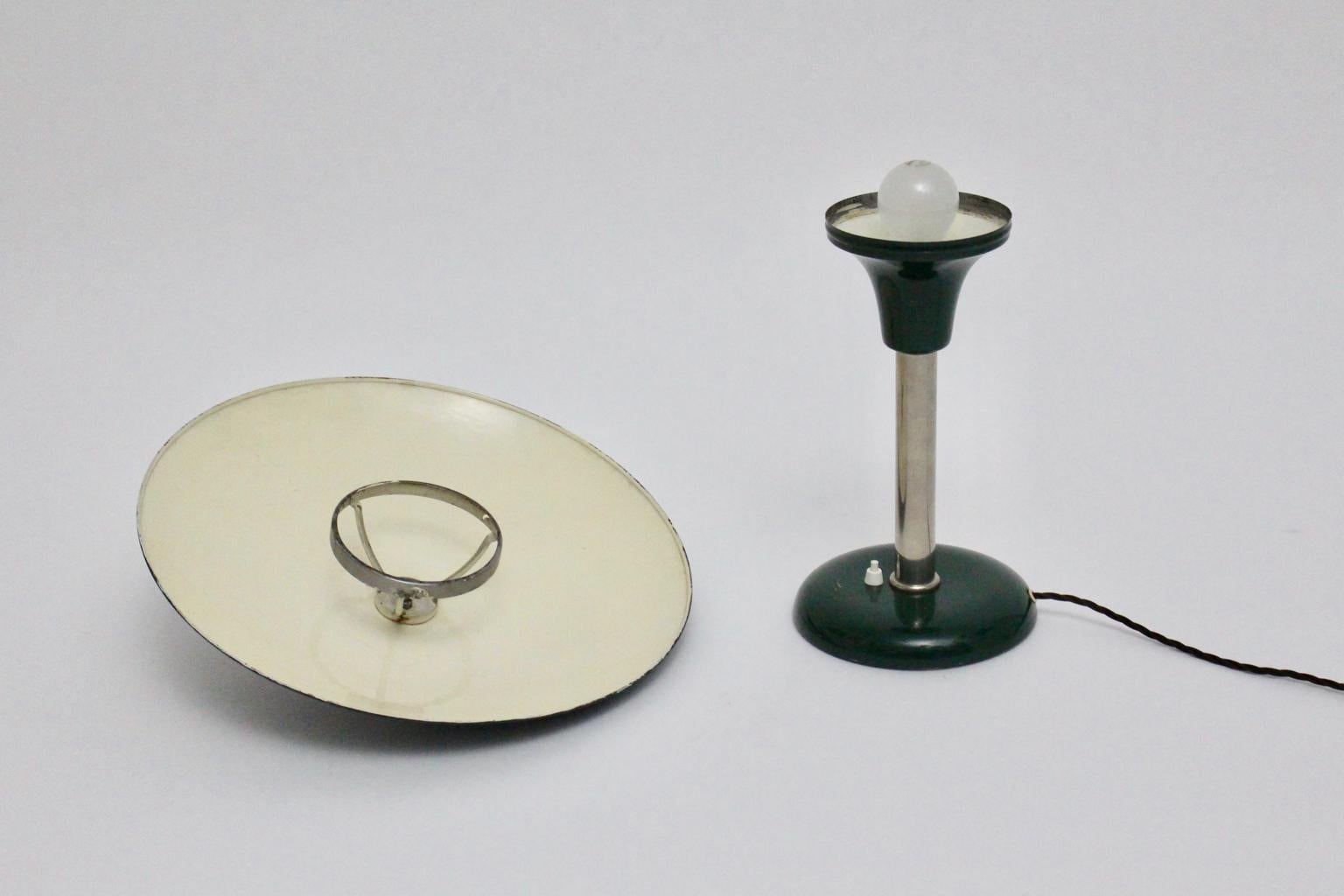 Lampe de bureau vintage Art Déco Bauhaus verte en métal par Max Schumacher, 1934, Allemagne en vente 2
