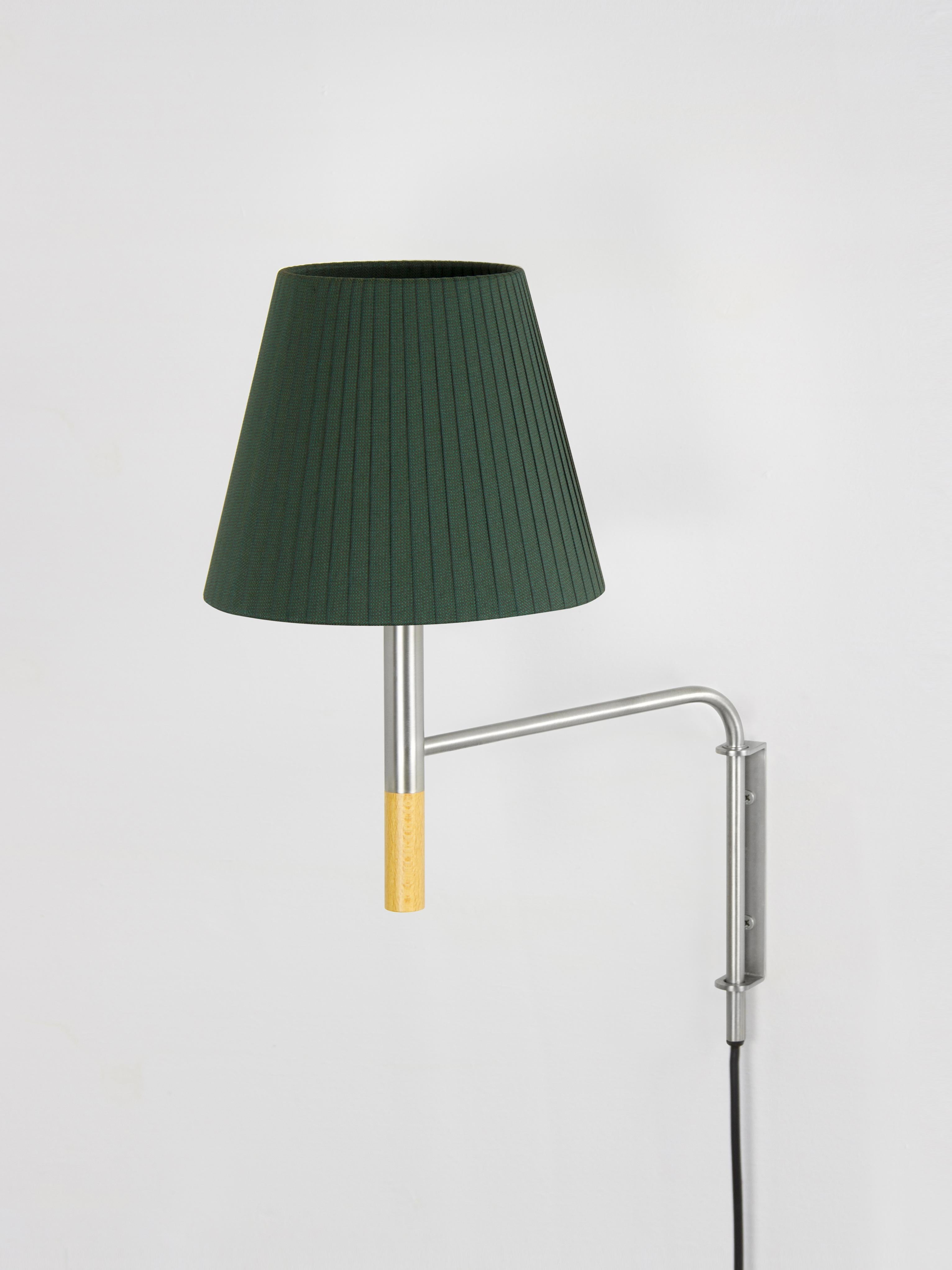 Green BC1 wall lamp by Santa & Cole
Dimensions: D 20 x W 35 x H 44 cm
Materials: Metal, beech wood, ribbon.
Available in other colors.

The BC1, BC2 and BC3 wall lamps are the epitome of sturdy construction, aesthetic sobriety and functional