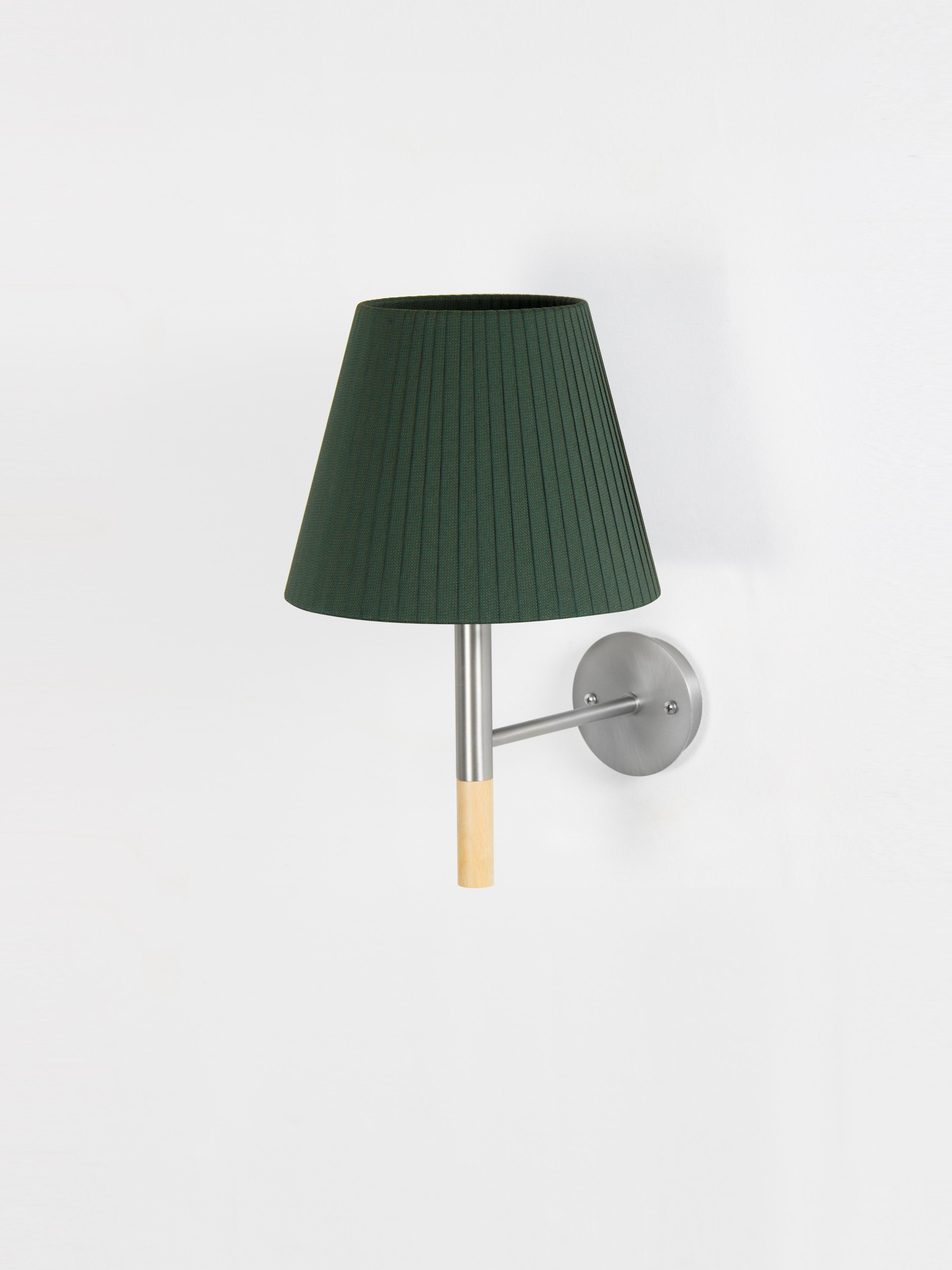 Green BC2 wall lamp by Santa & Cole
Dimensions: D 20 x W 26 x H 33 cm
Materials: Metal, beech wood, ribbon.

The BC1, BC2 and BC3 wall lamps are the epitome of sturdy construction, aesthetic sobriety and functional quality. Their various shade