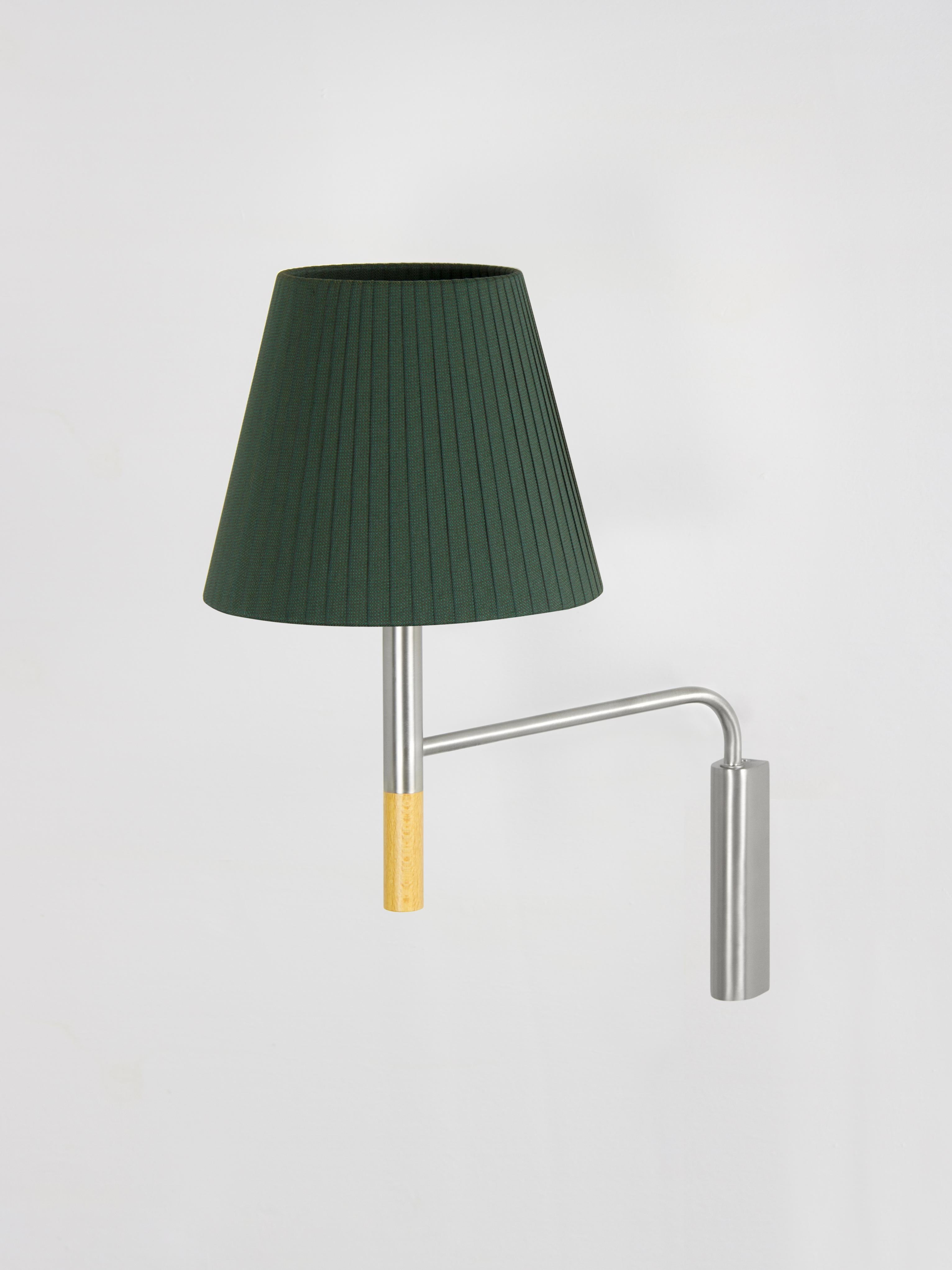 Green BC3 wall lamp by Santa & Cole
Dimensions: D 20 x W 37 x H 41 cm
Materials: Metal, beech wood, ribbon.

The BC1, BC2 and BC3 wall lamps are the epitome of sturdy construction, aesthetic sobriety and functional quality. Their various shade