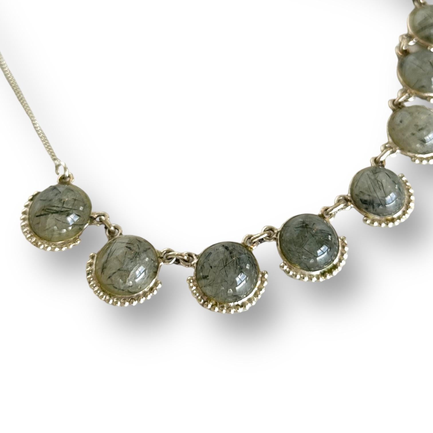 9 schwarze Turmaline in Quarz Halskette in Silber gefasst. 
Länge der Halskette: 18,1 Zoll/46 cm.
Abmessungen des Berylls: rund, 12 mm.
Anzahl der Steine: 9.
Gesamtgewicht: 25 Gramm.