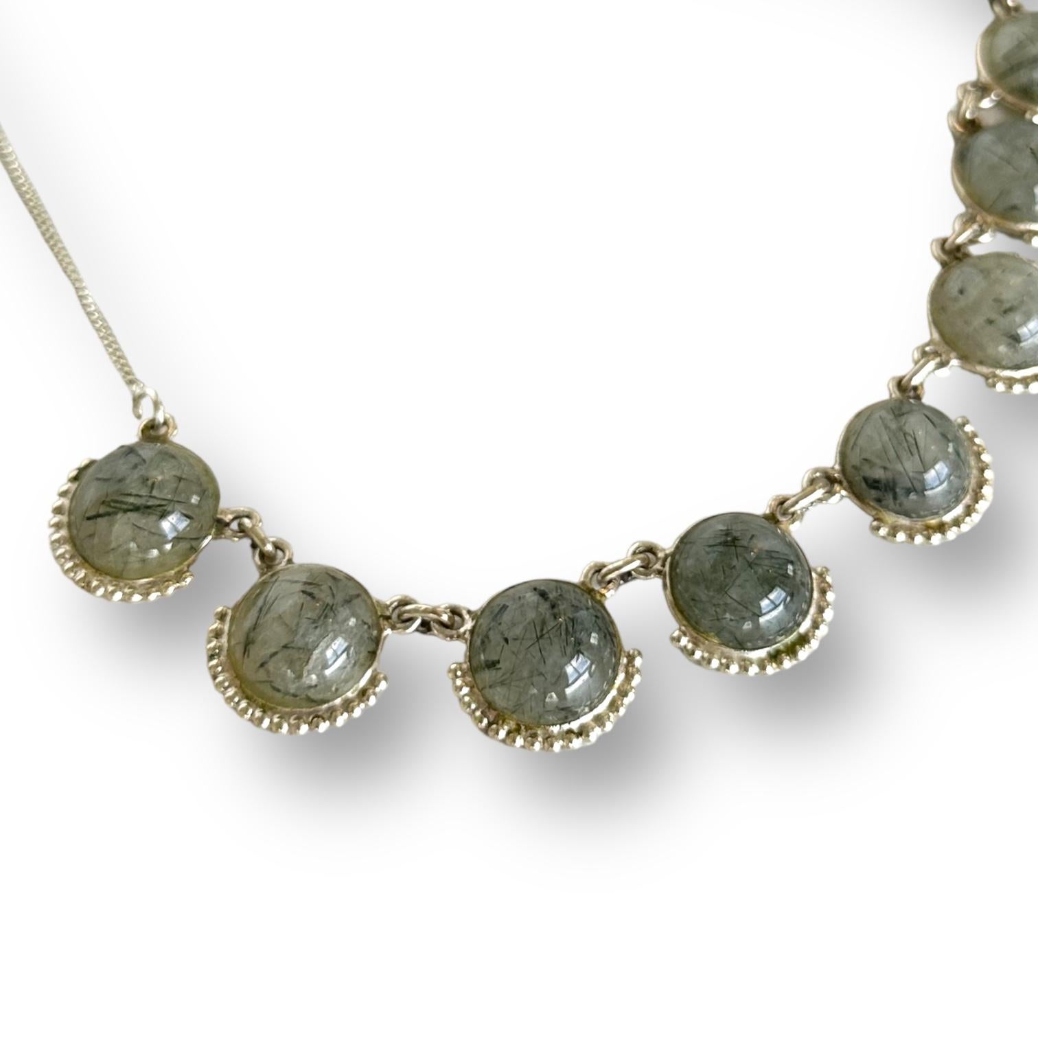 Collana di 9 tormaline nere in quarzo incastonate in argento. 
Lunghezza della collana: 18,1 pollici/46 cm.
Dimensioni del berillo: rotondo, 12 mm.
Numero di pietre: 9.
Peso totale: 25 grammi.