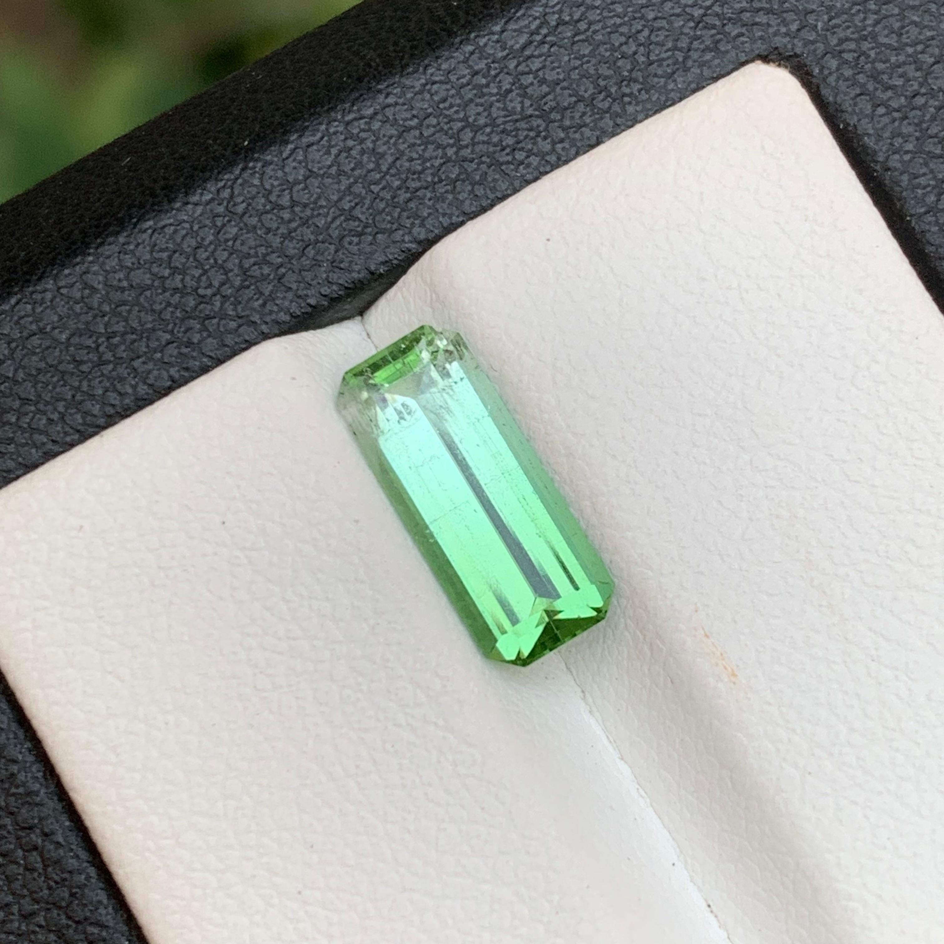 Grüner zweifarbiger natürlicher Turmalin, loser Edelstein für Ring, Anhänger  im Smaragdschliff aus Afghanistan!!

💎 EDELSTEINART: Turmalin
⚖️ GEWICHT: 2,35 Karat
FORM & SCHNITT: Smaragd-Schliff
📏 GRÖSSE (MM): 12,77 x 5,33 x 3,87
🌈 FARBE:  Grün