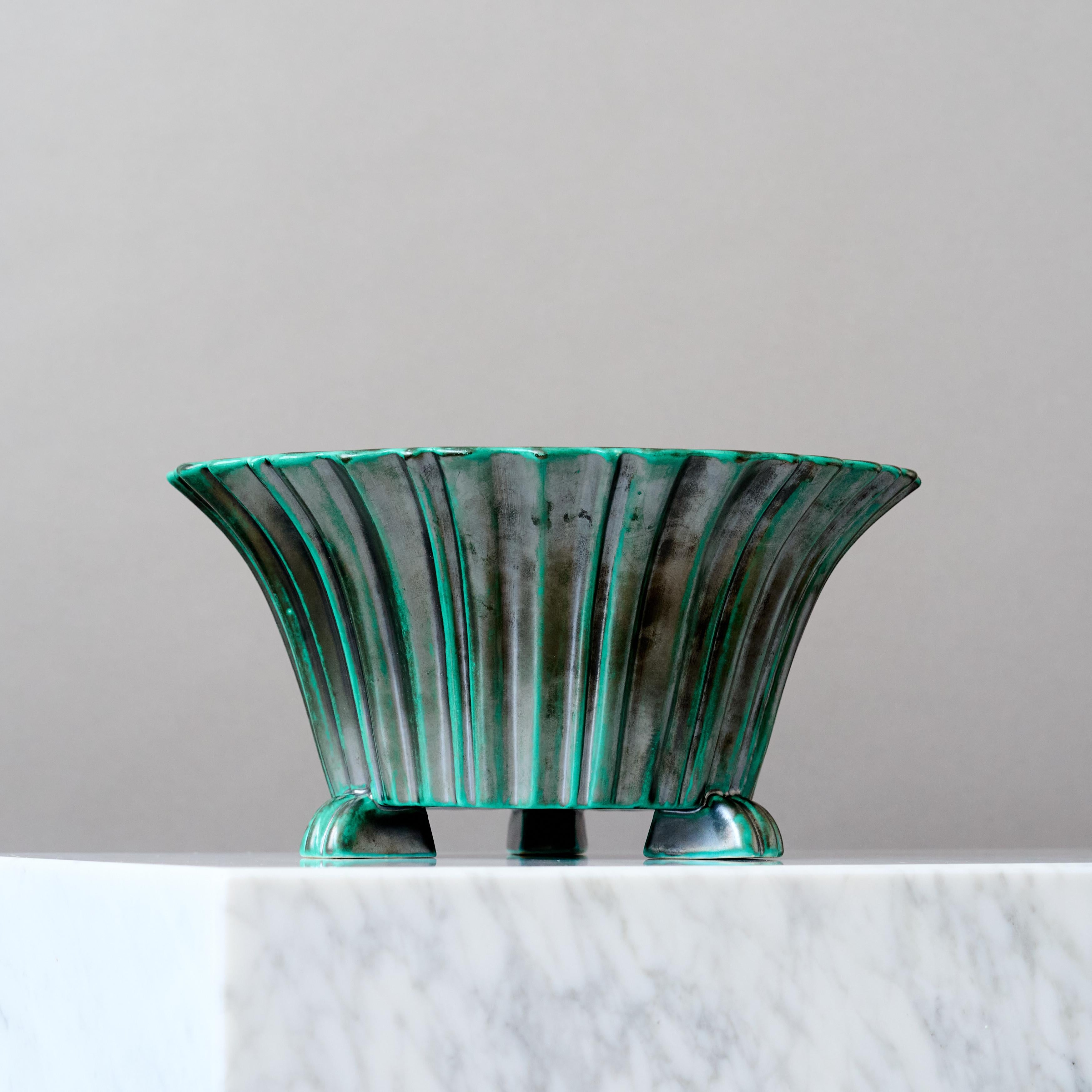 Una bellissima ciotola in terracotta Art Deco con uno smalto sorprendente.
Realizzato da Upsala Ekeby in Svezia, negli anni '30.

Condizioni discrete, una piccola scheggiatura sul bordo superiore (nella foto).

Upsala Ekeby è stato uno dei