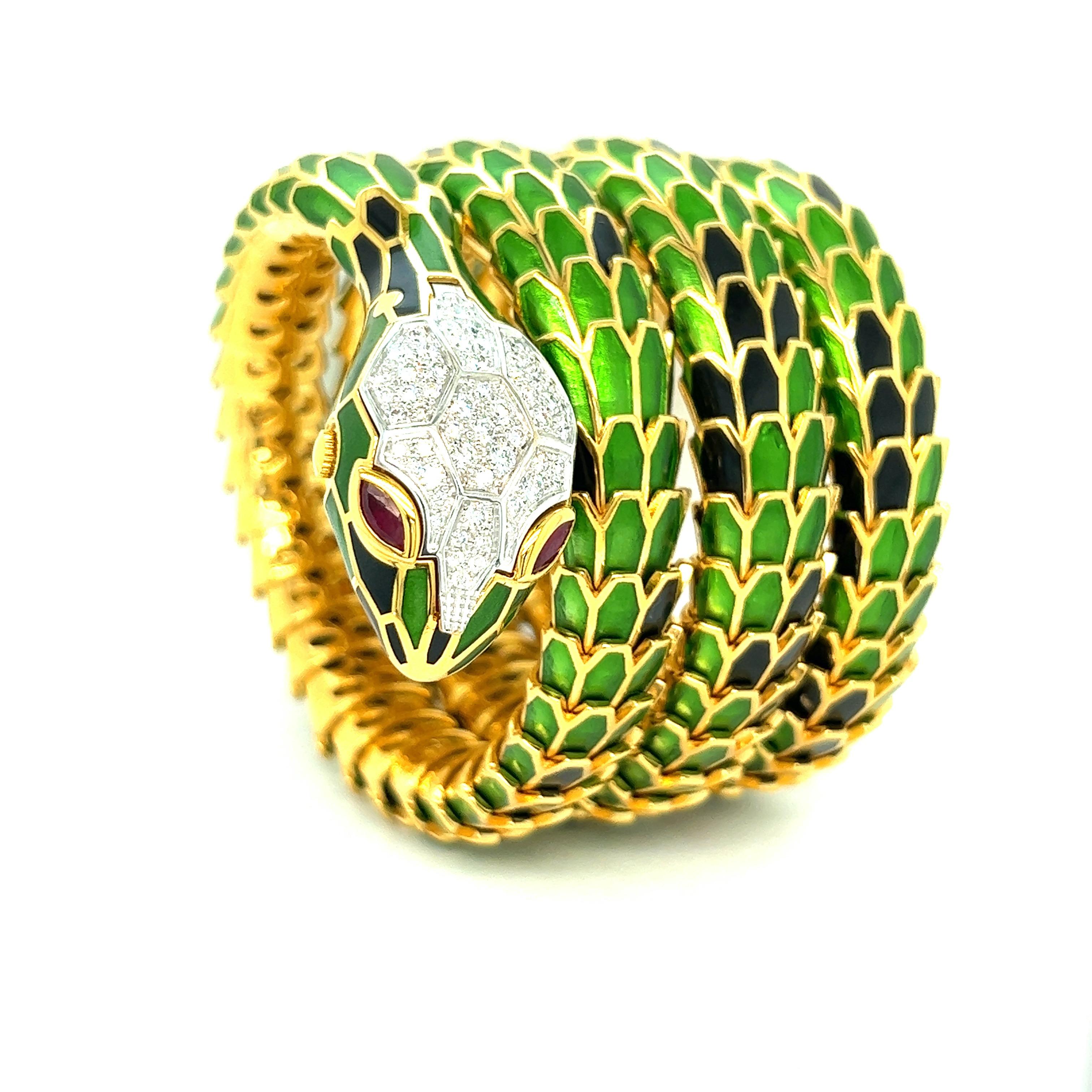 Bracelet montre serpent en émail vert et noir, 4 rangs

Diamants ronds de 1,10 carats, rubis de forme marquise de 0,56 carat, or blanc 18 carats, argent avec un ton d'or jaune ; marqué 750, 925, D. 1,10, R. 0,56, BW007Y4M09MBK-0167

Taille :