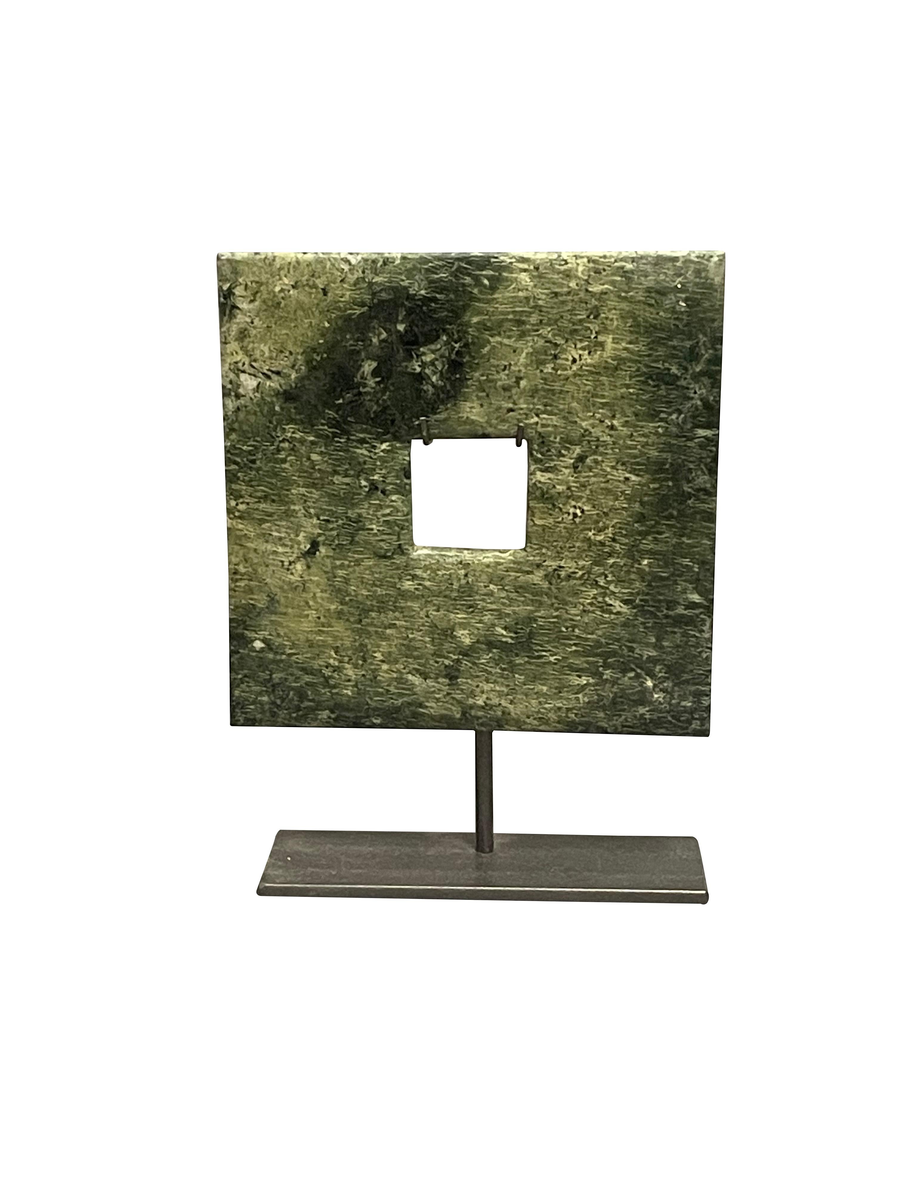 Grünes, schwarzes Set aus drei quadratischen, rechteckigen, rechteckigen Jade-Scheiben, China im Angebot 7