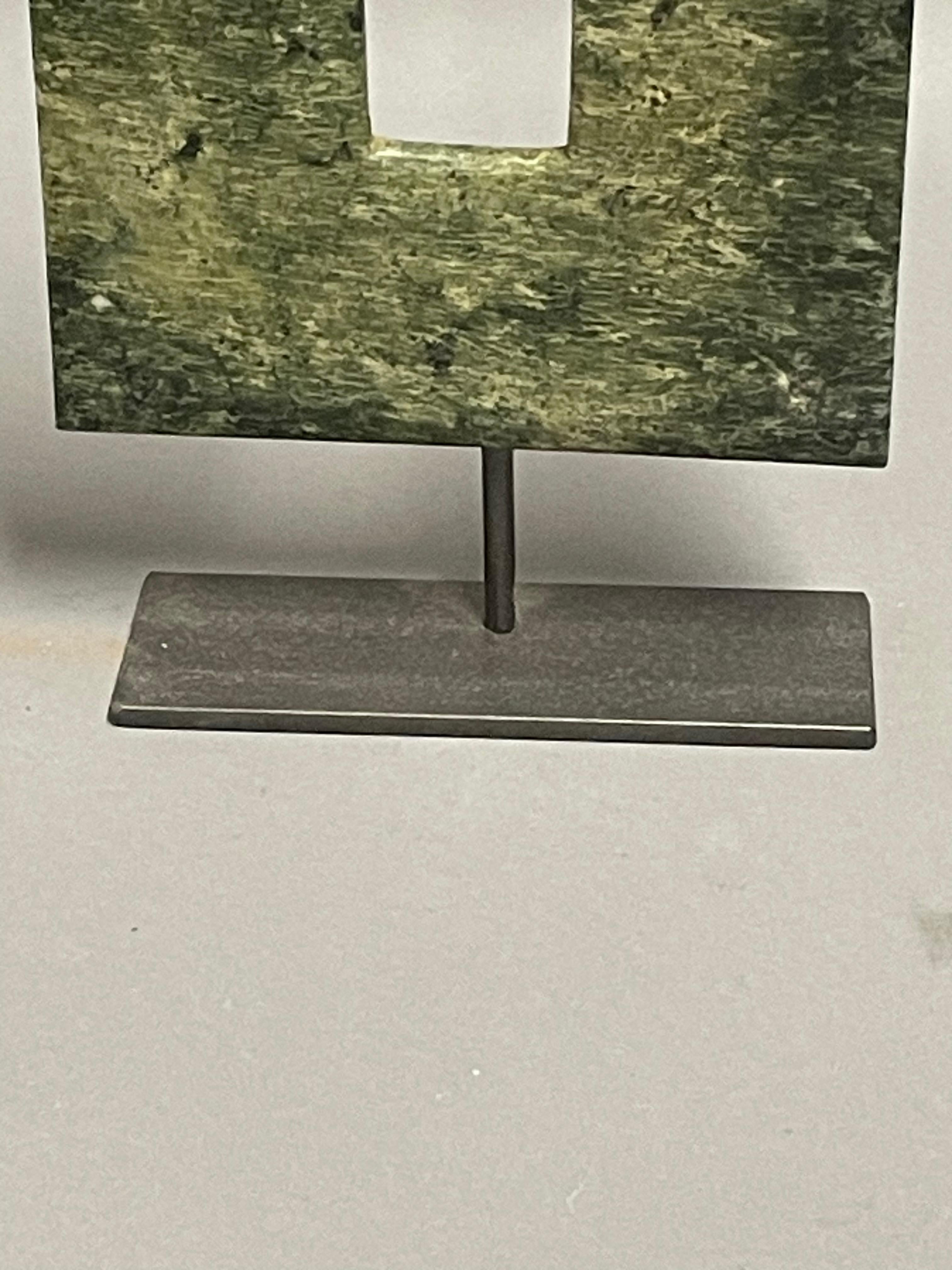 Ensemble de trois disques carrés en jade de forme rectangulaire verts et noirs, Chine en vente 7