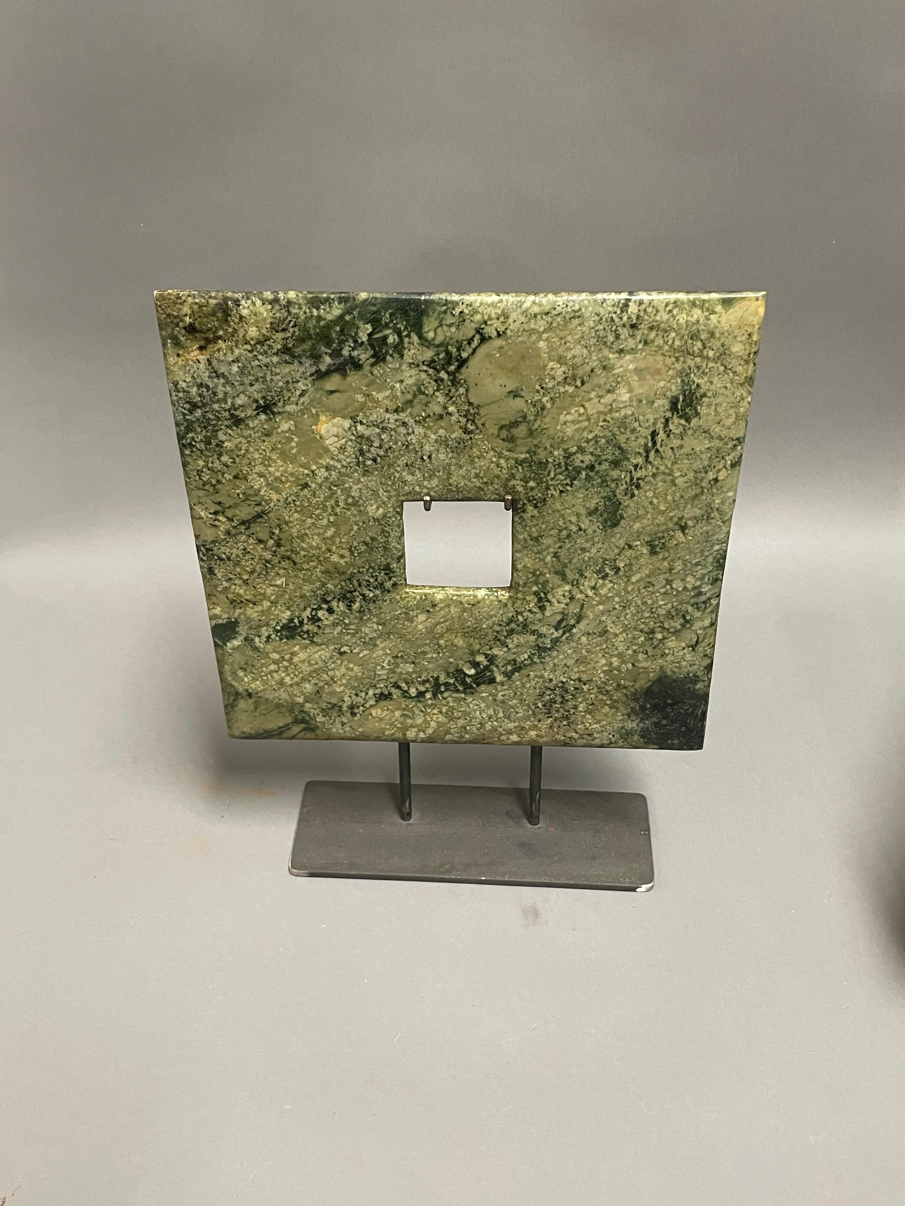 Chinois Ensemble de trois disques carrés en jade de forme rectangulaire verts et noirs, Chine en vente