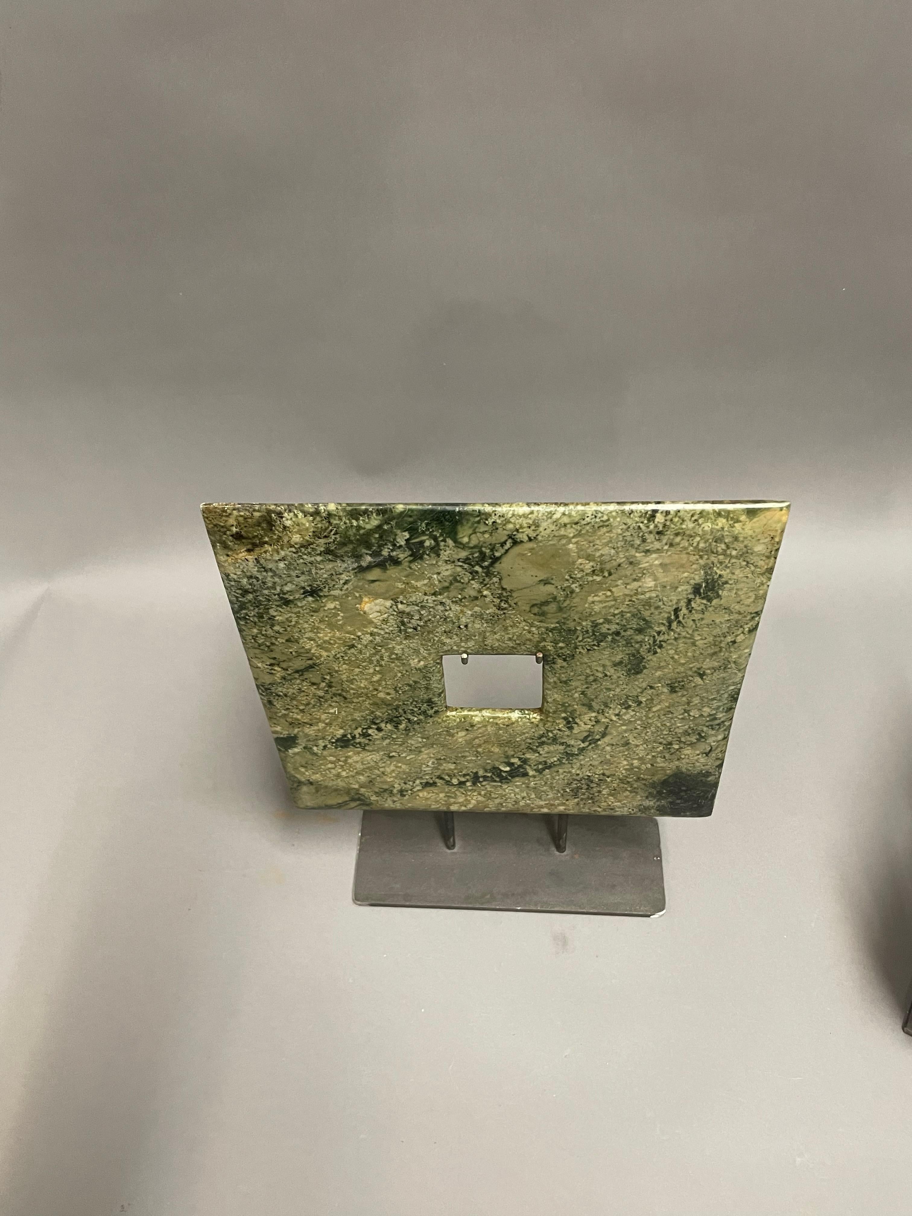 Ensemble de trois disques carrés en jade de forme rectangulaire verts et noirs, Chine en vente 1