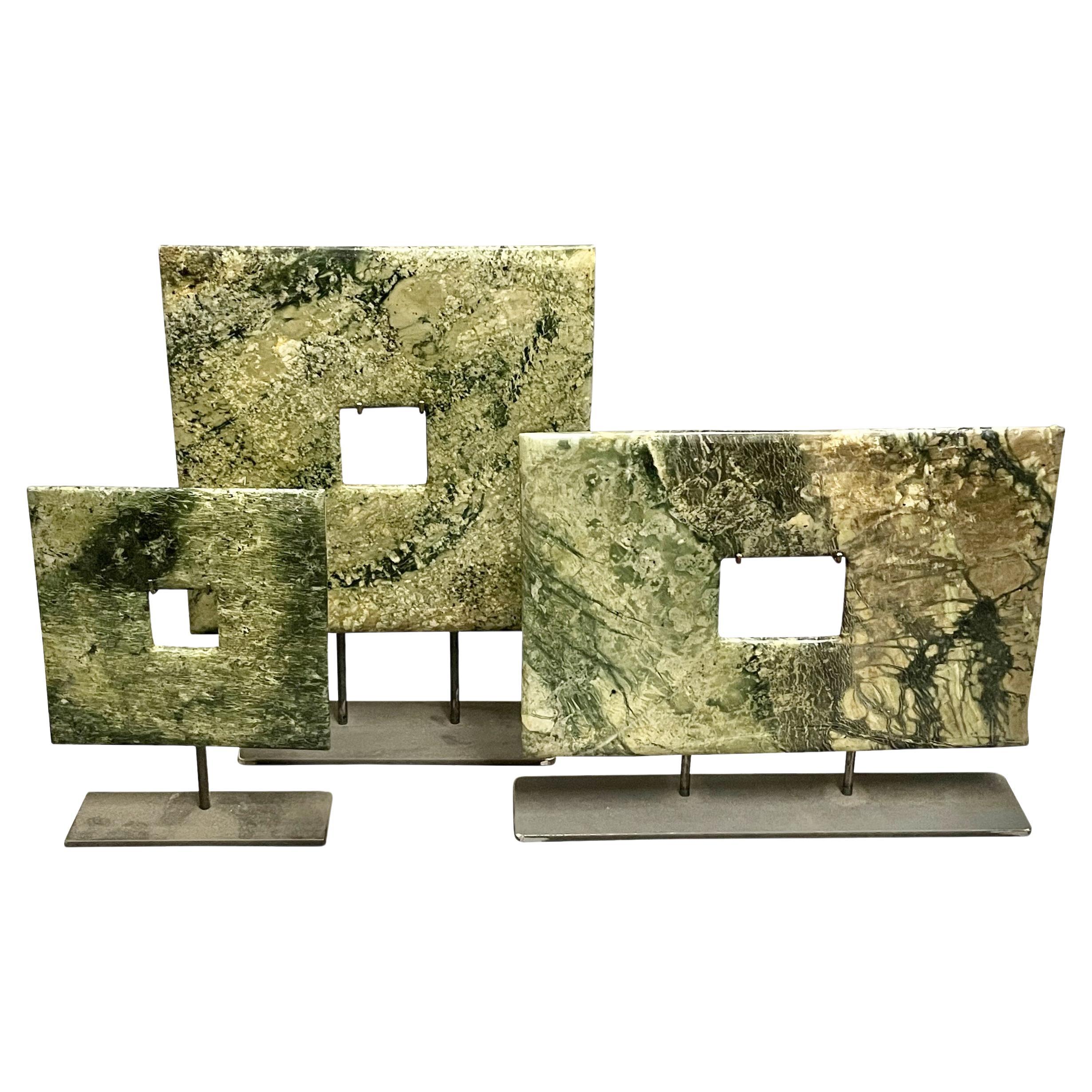Ensemble de trois disques carrés en jade de forme rectangulaire verts et noirs, Chine en vente