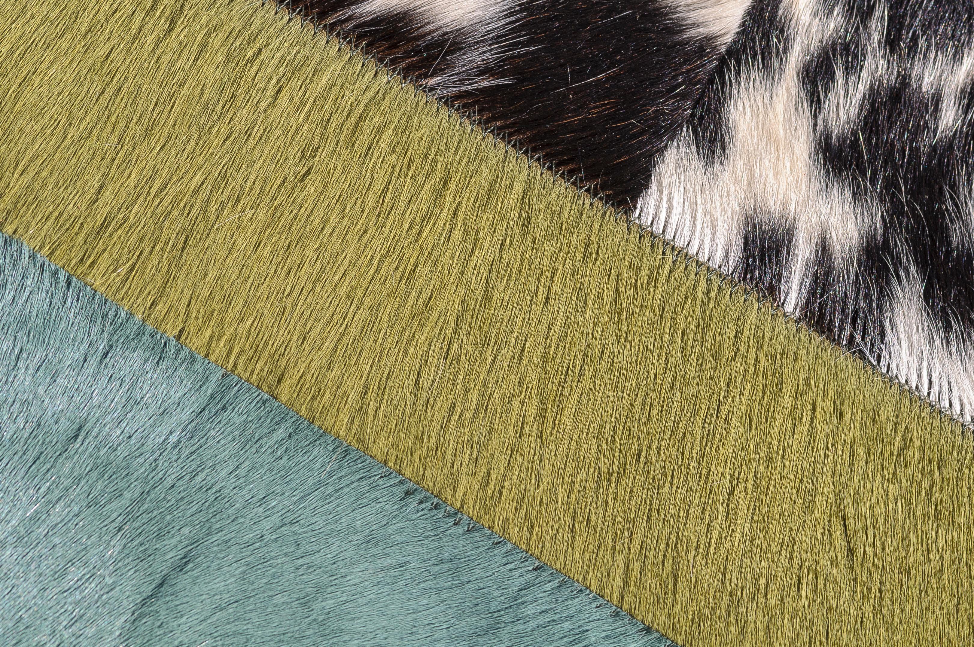 Alfombra redonda de piel de vaca personalizable verde, negra y blanca Nueva Raya grande Art Decó en venta