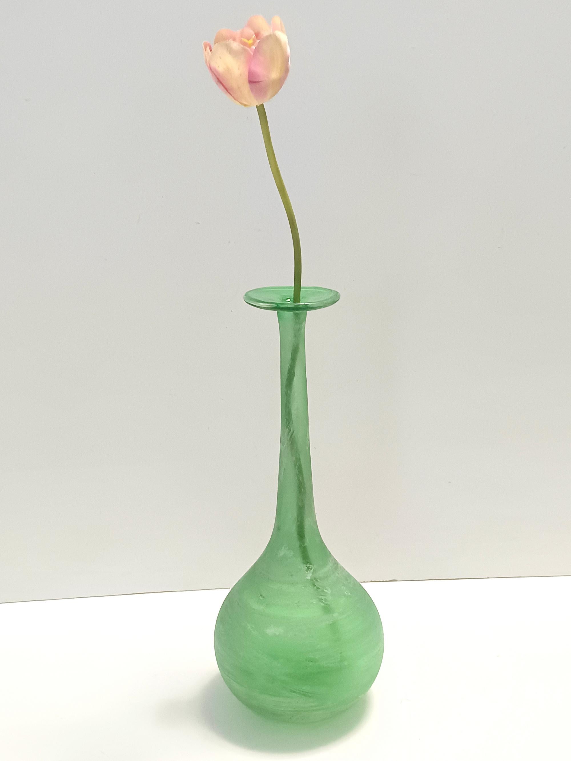 Fabricado en Italia, años 60. 
Este maravilloso jarr�ón tulipán fue producido muy probablemente por Cenedese y está hecho en vidrio scavo verde soplado a mano.
Se trata de una pieza vintage, por lo que puede mostrar ligeras huellas de uso, pero puede