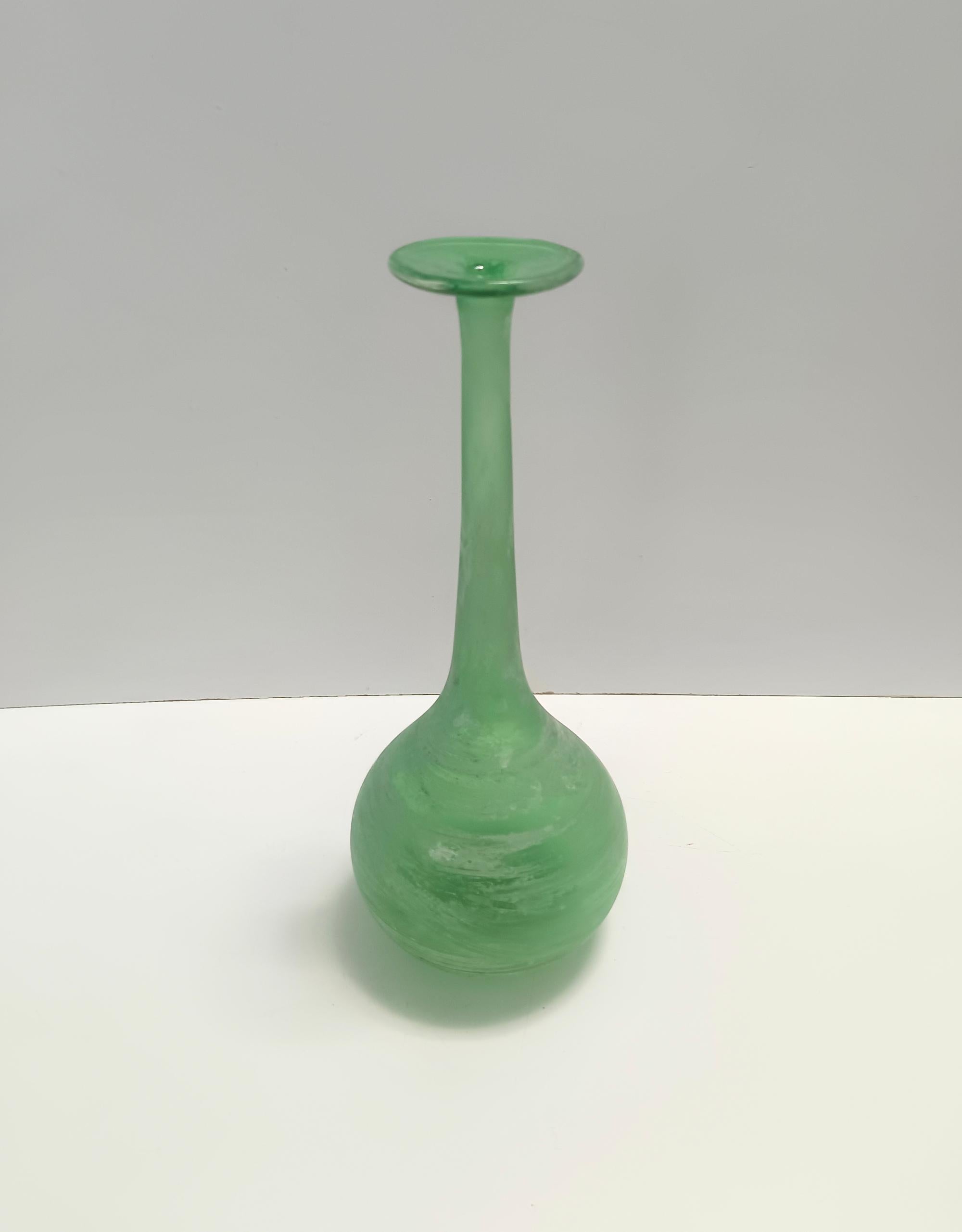 Jarrón tulipán de vidrio soplado verde de Scavo attr. a Cenedese, Italia Italiano en venta