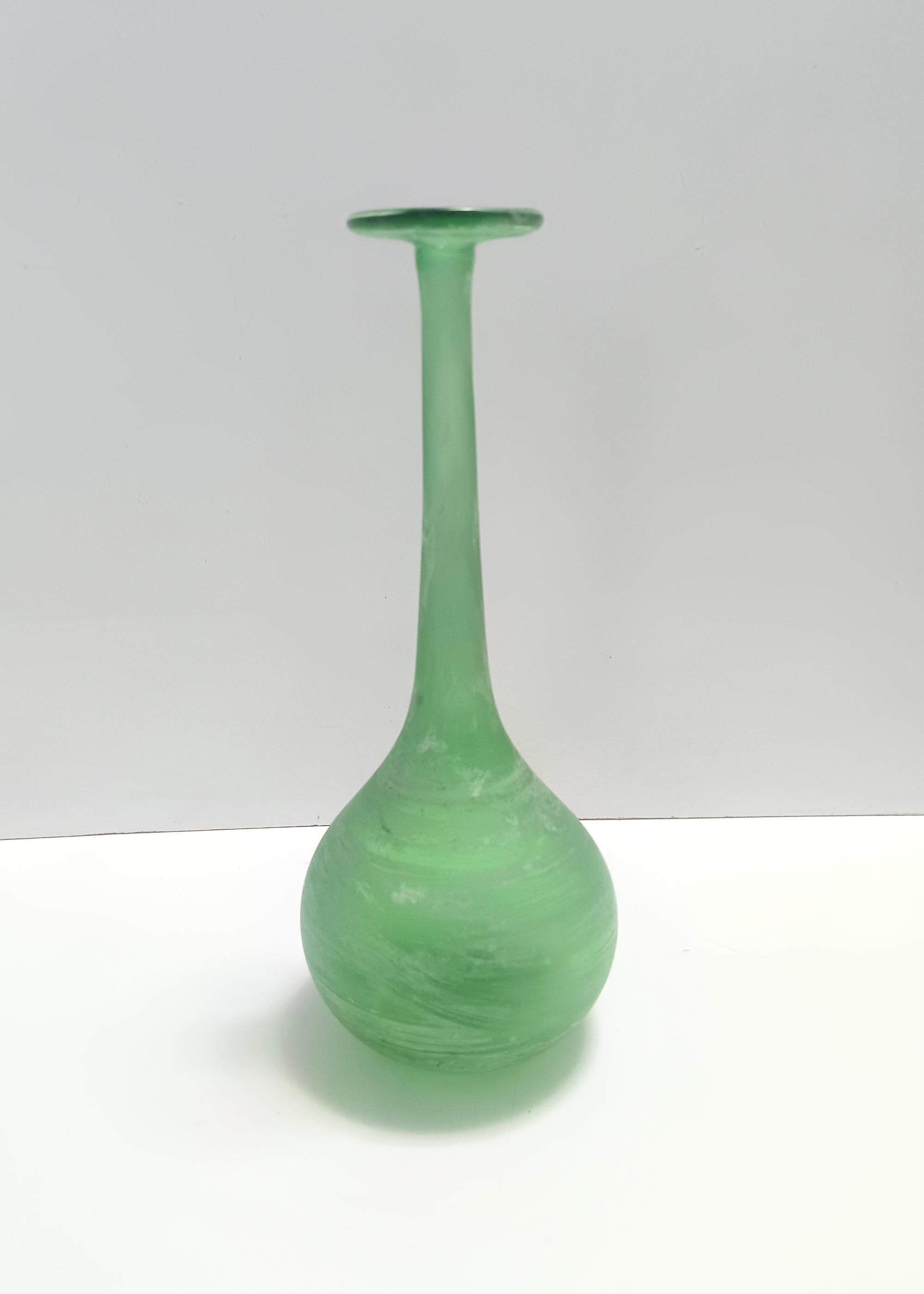 Jarrón tulipán de vidrio soplado verde de Scavo attr. a Cenedese, Italia en Excelente estado para la venta en Bresso, Lombardy