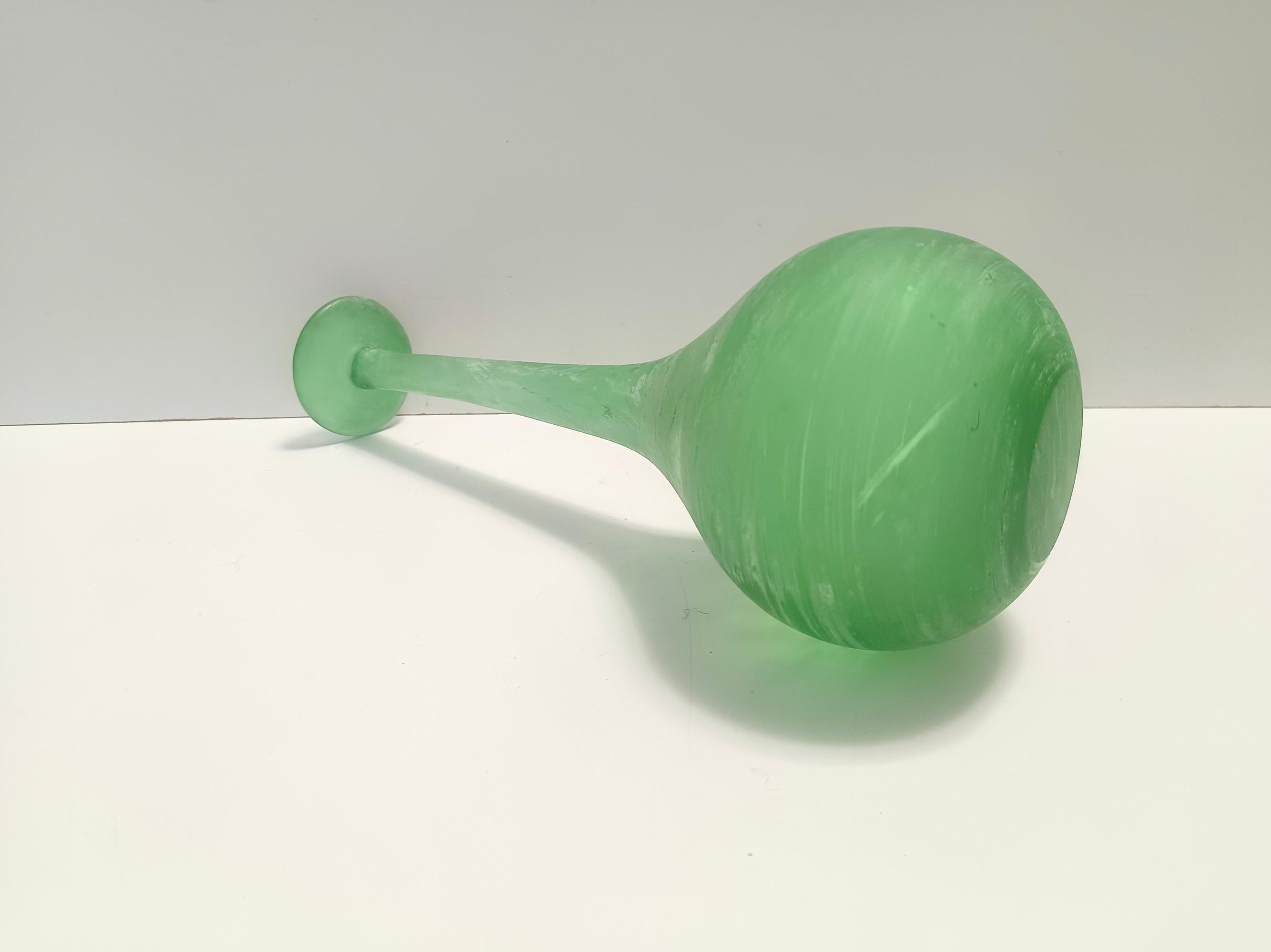 Jarrón tulipán de vidrio soplado verde de Scavo attr. a Cenedese, Italia mediados del siglo XX en venta