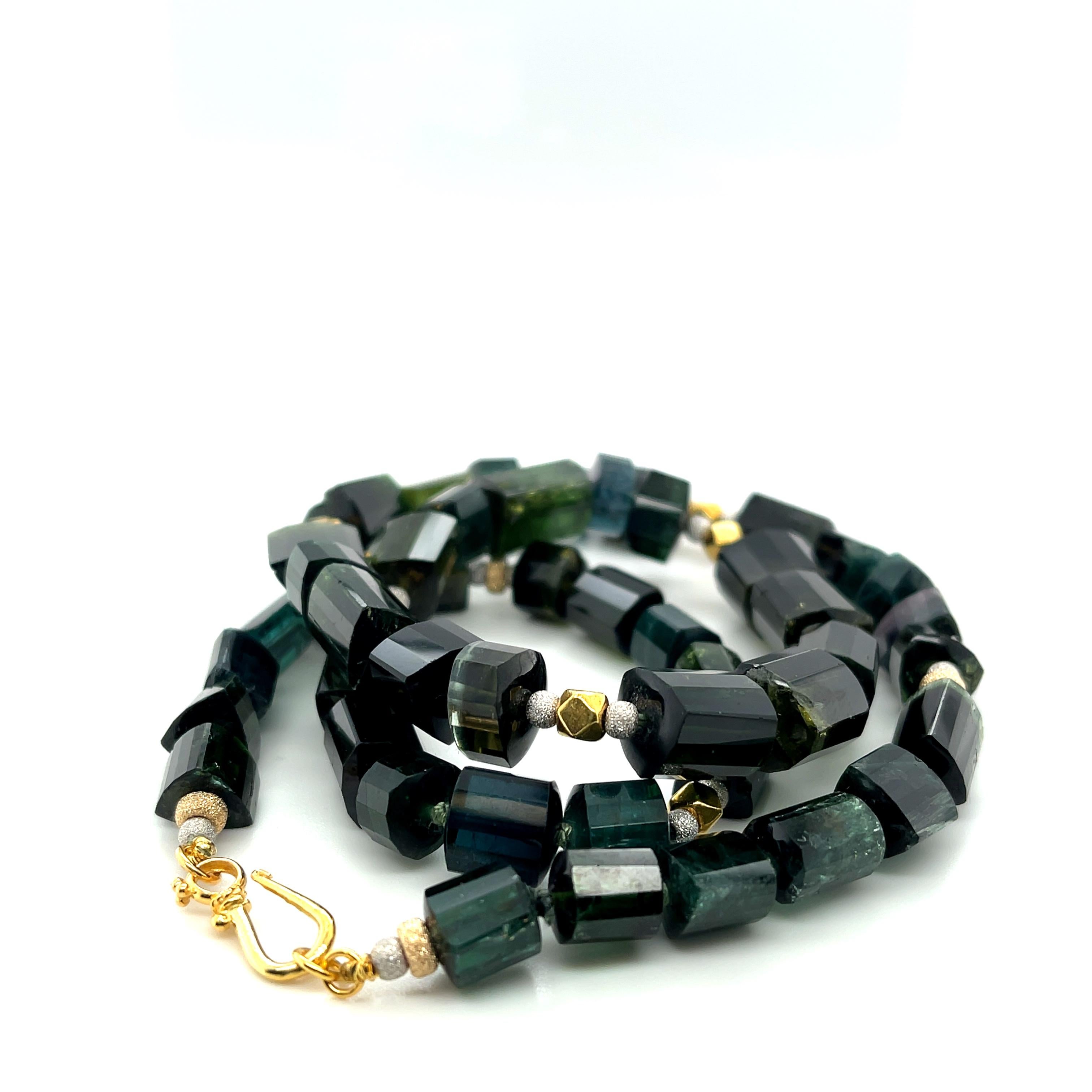 Ce collier polyvalent pr�ésente une belle collection de tourmalines naturelles dans la famille des bleus, des verts et des sarcelles. Les tourmalines semi-transparentes ont été facettées en colonnes à trois faces qui préservent la structure