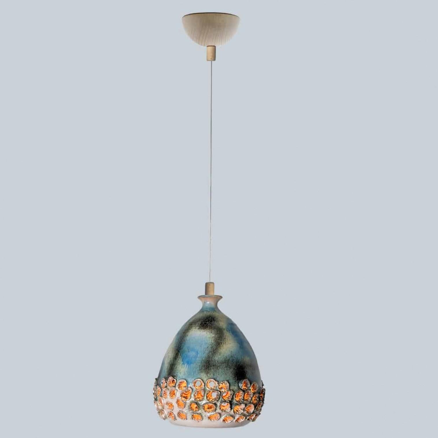 Splendida lampada a sospensione rotonda dall'insolita forma a uovo, realizzata in ceramica verde e blu, prodotta negli anni '70 in Danimarca. Abbiamo anche una moltitudine di set e composizioni luminose in ceramica colorata, tutte disponibili sul