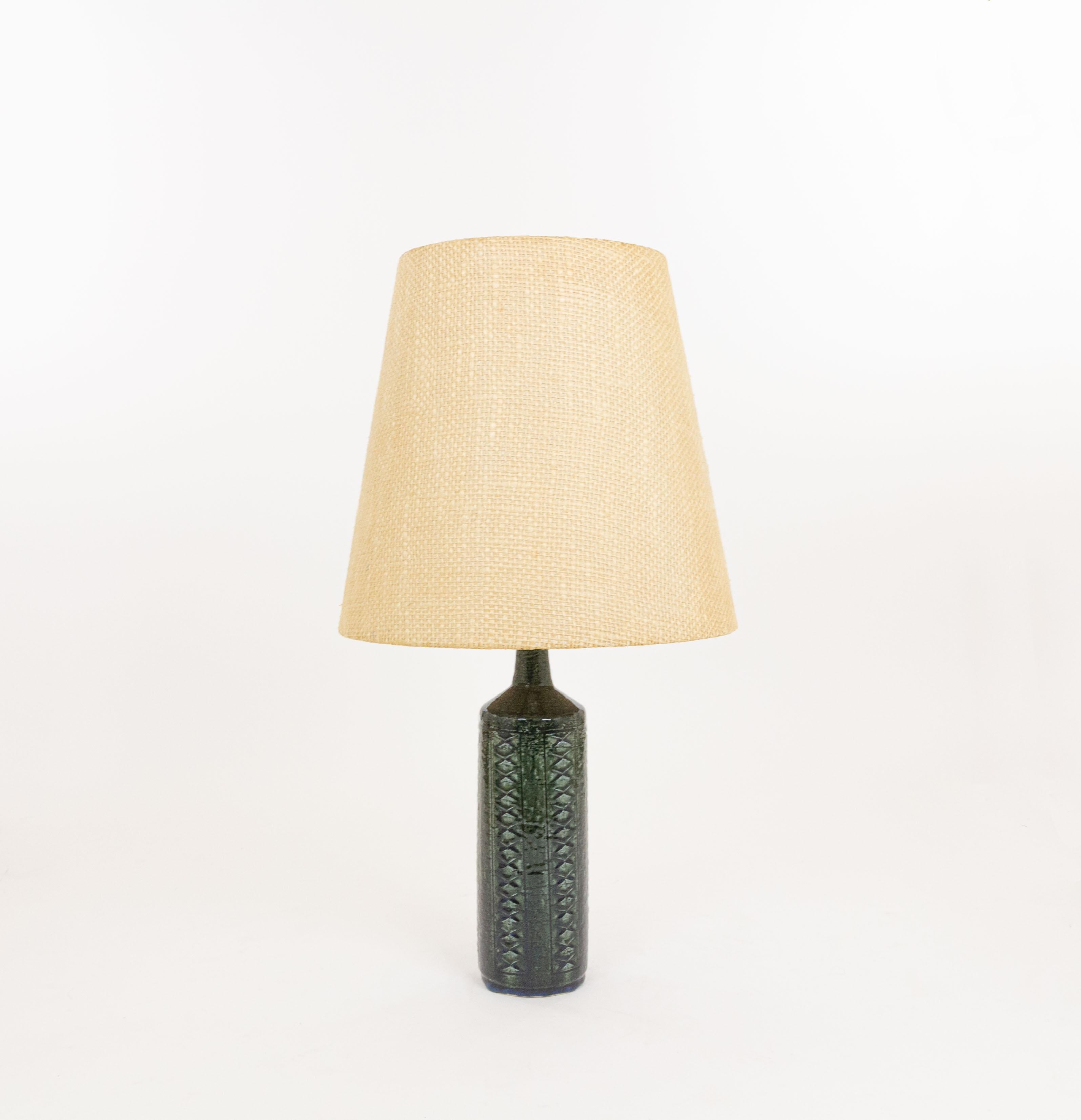 Model DL/27 table lamp made by Annelise and Per Linnemann-Schmidt for Palshus in the 1960s. The colour of the handmade decorated base is Green Blue. It has impressed patterns.

The lamp comes with its original lampshade holder. The lampshade and the