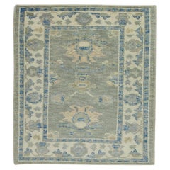Tapis turc Oushak en laine tissé à la main à motifs floraux verts et bleus 2'4" x 2'7".