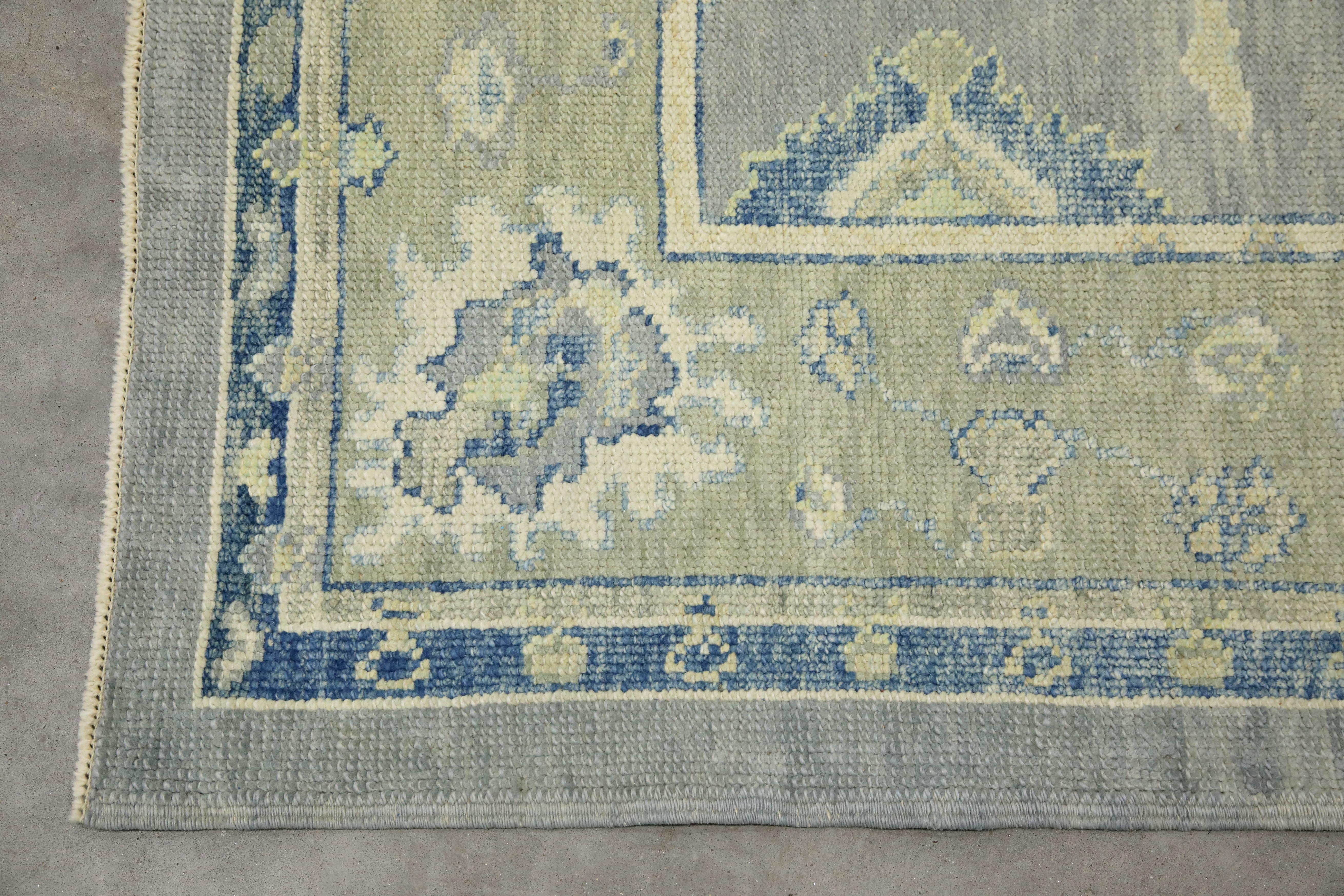 Alfombra turca Oushak de lana tejida a mano con diseño floral verde y azul 4'1