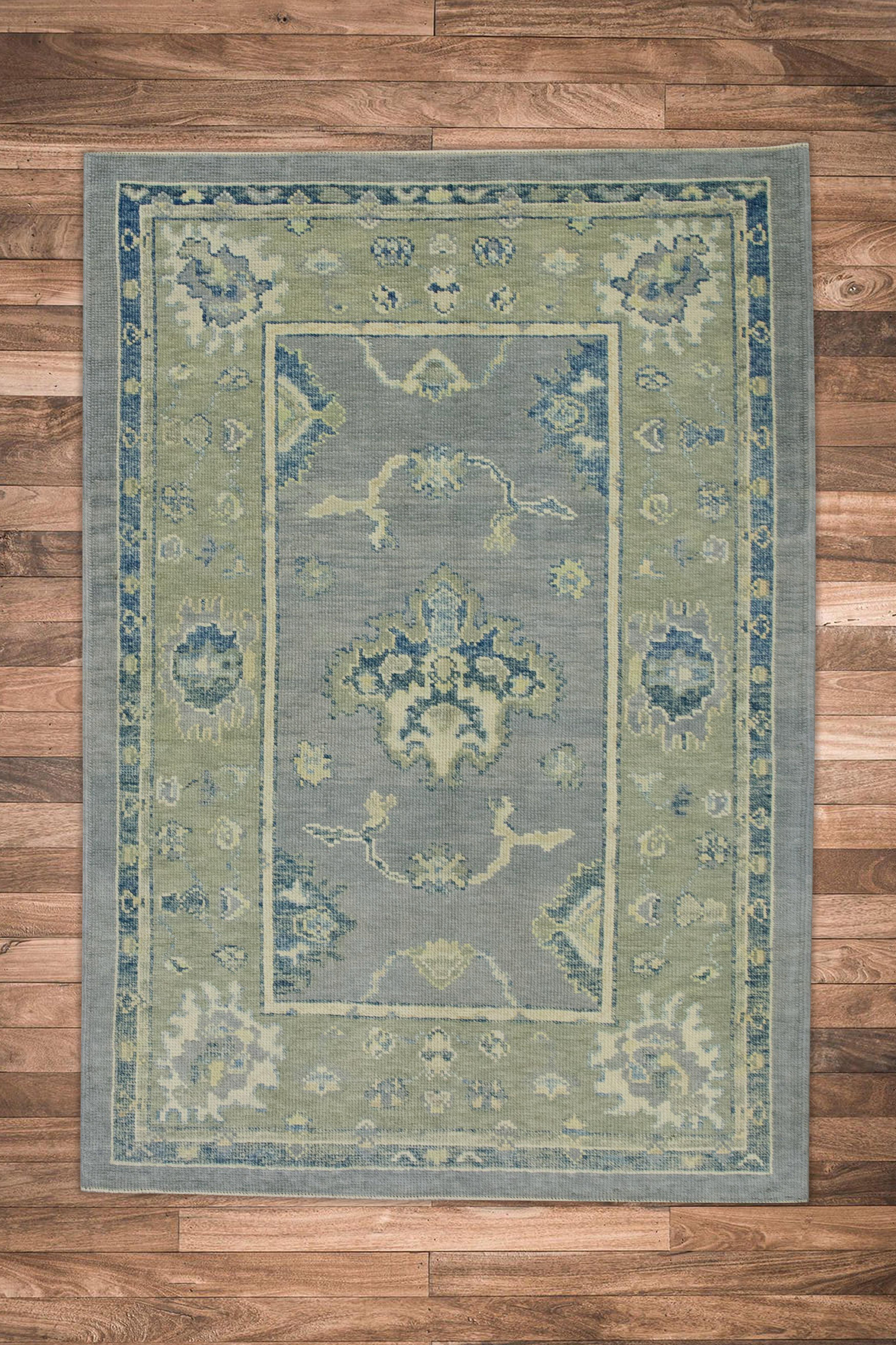 Alfombra turca Oushak de lana tejida a mano con diseño floral verde y azul 4'1