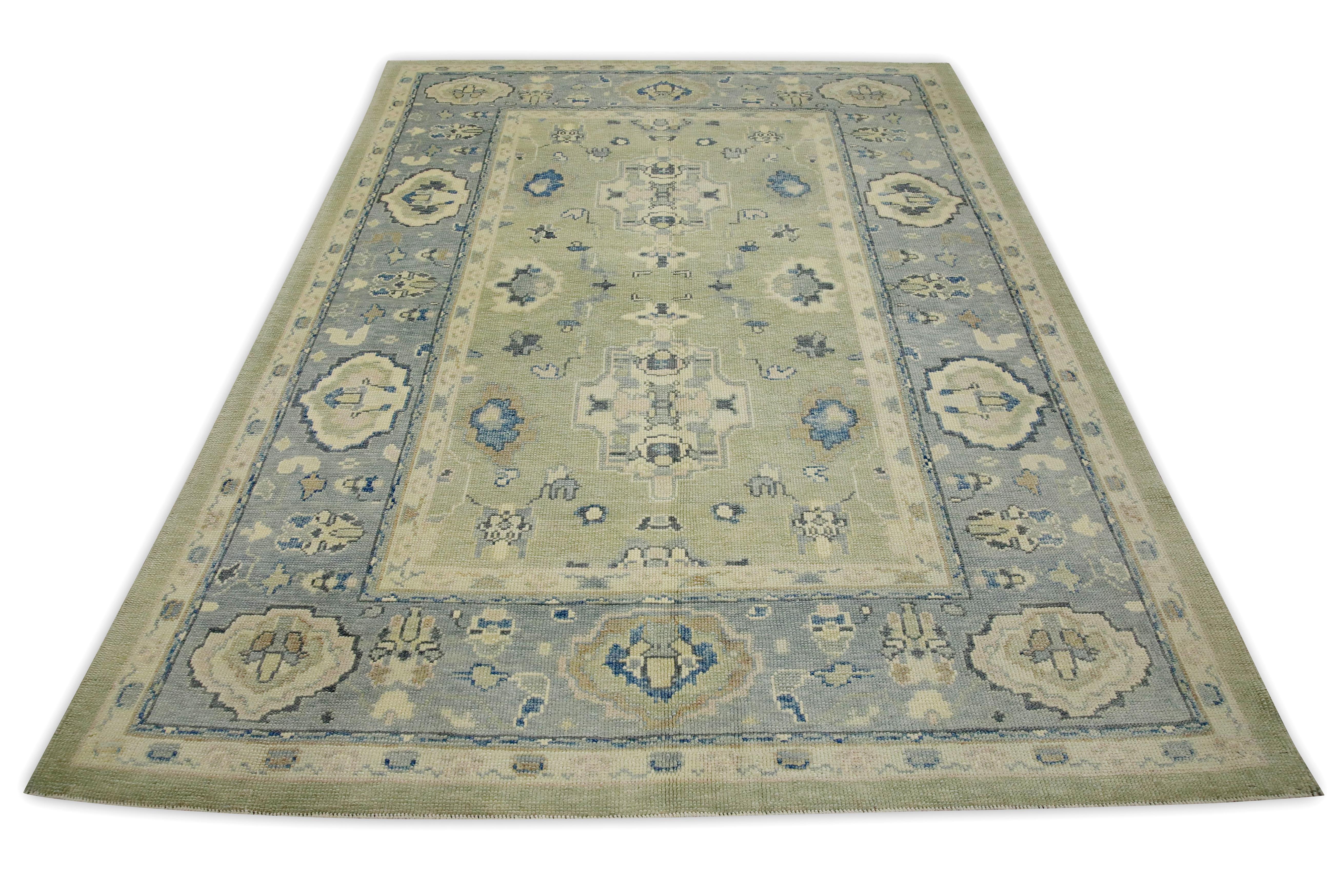 XXI secolo e contemporaneo Tappeto Oushak turco in lana intrecciata a mano con disegno floreale verde e blu, 6'2