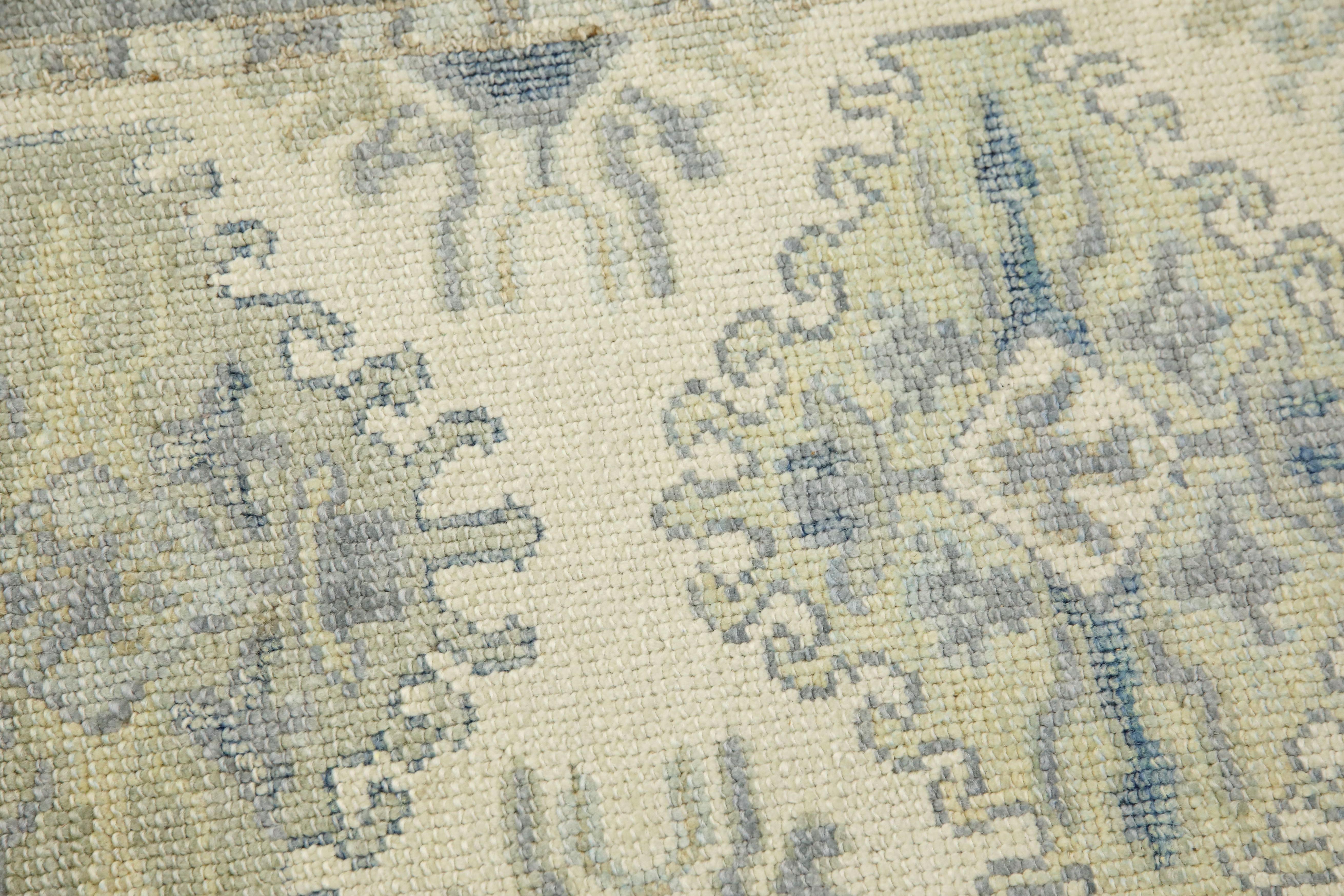 Dieser moderne türkische Oushak-Teppich ist ein atemberaubendes Kunstwerk, das von erfahrenen Kunsthandwerkern mit traditionellen Techniken handgewebt wurde. Der Teppich weist komplizierte Muster und eine weiche Farbpalette auf, die durch die