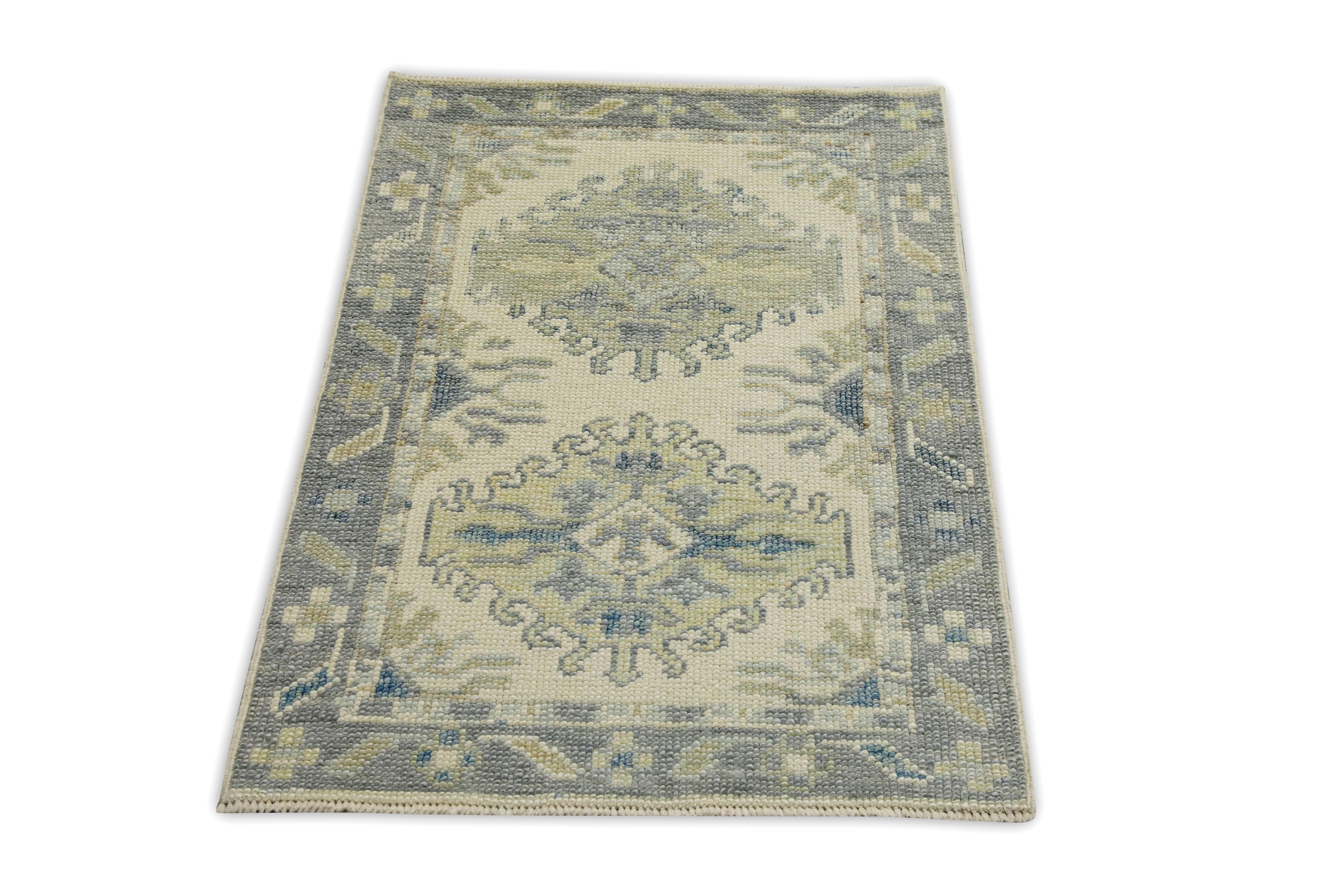Handgewebter türkischer Oushak-Teppich in Grün & Blau mit geometrischem Design 2'1