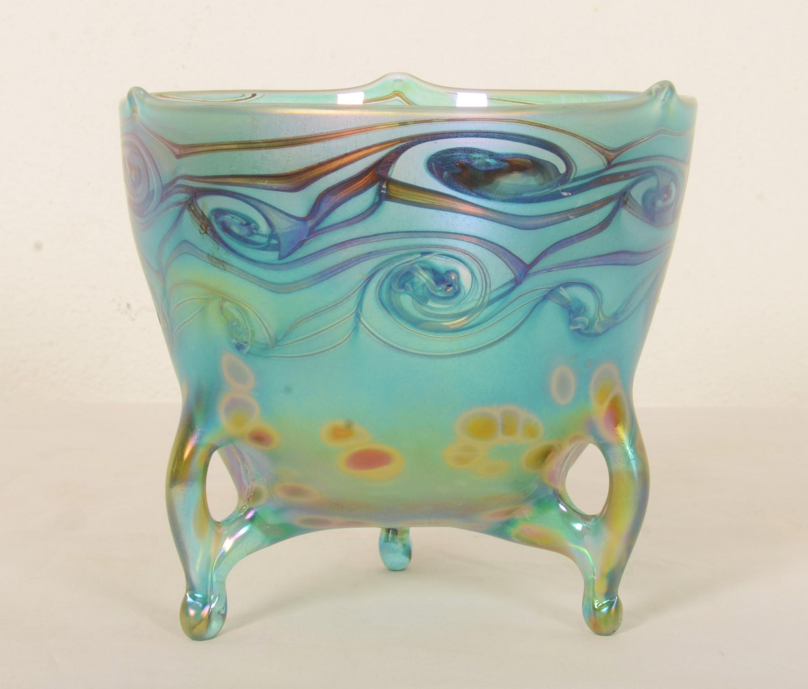 Cuenco de vidrio verde/azul soplado a mano de fabricación contemporánea pero en estilo Art Nouveau por un pequeño taller de vidrio de la República Checa. Posibilidad de otros colores o formas a petición. 