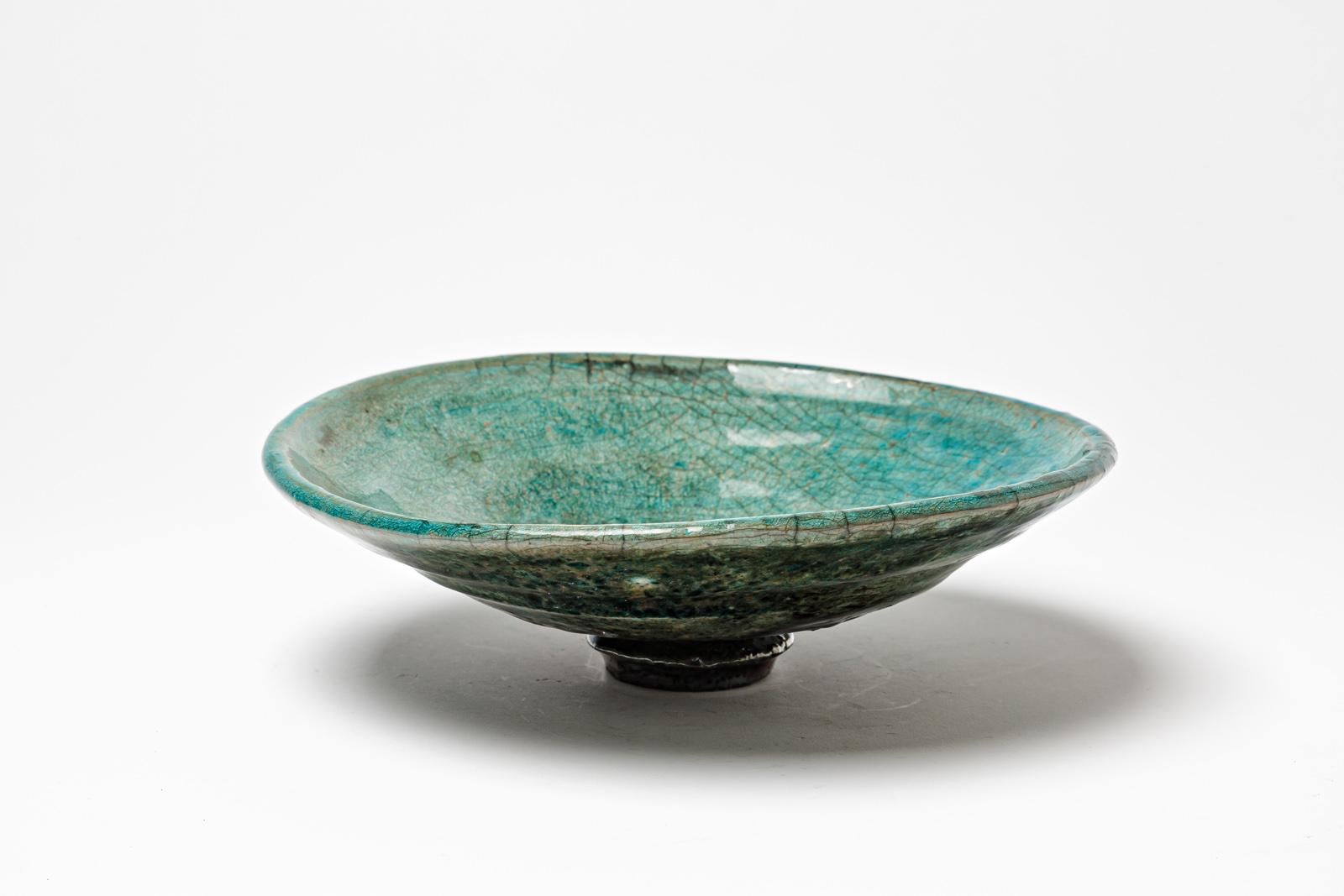 Coupe en céramique émaillée vert/bleu de Gisèle Buthod Garçon. 
Raku a tiré. Monogramme de l'artiste sous la base. Vers 1980-1990. 
H : 2.4' x 8.3' pouces.