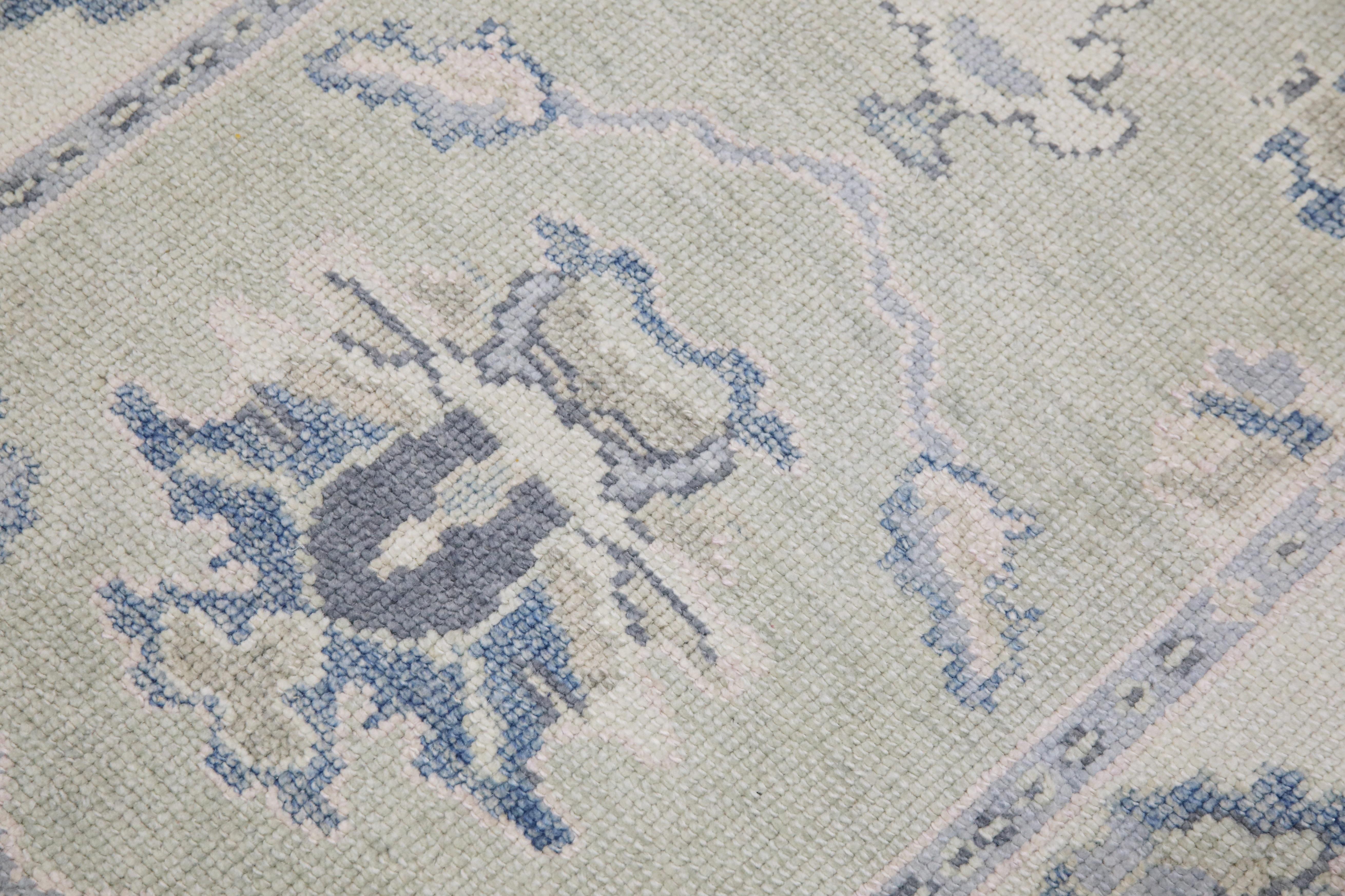Ce tapis moderne turc Oushak est une œuvre d'art étonnante, tissée à la main selon des techniques traditionnelles par des artisans qualifiés. Le tapis présente des motifs complexes et une palette de couleurs douces obtenue grâce à l'utilisation de
