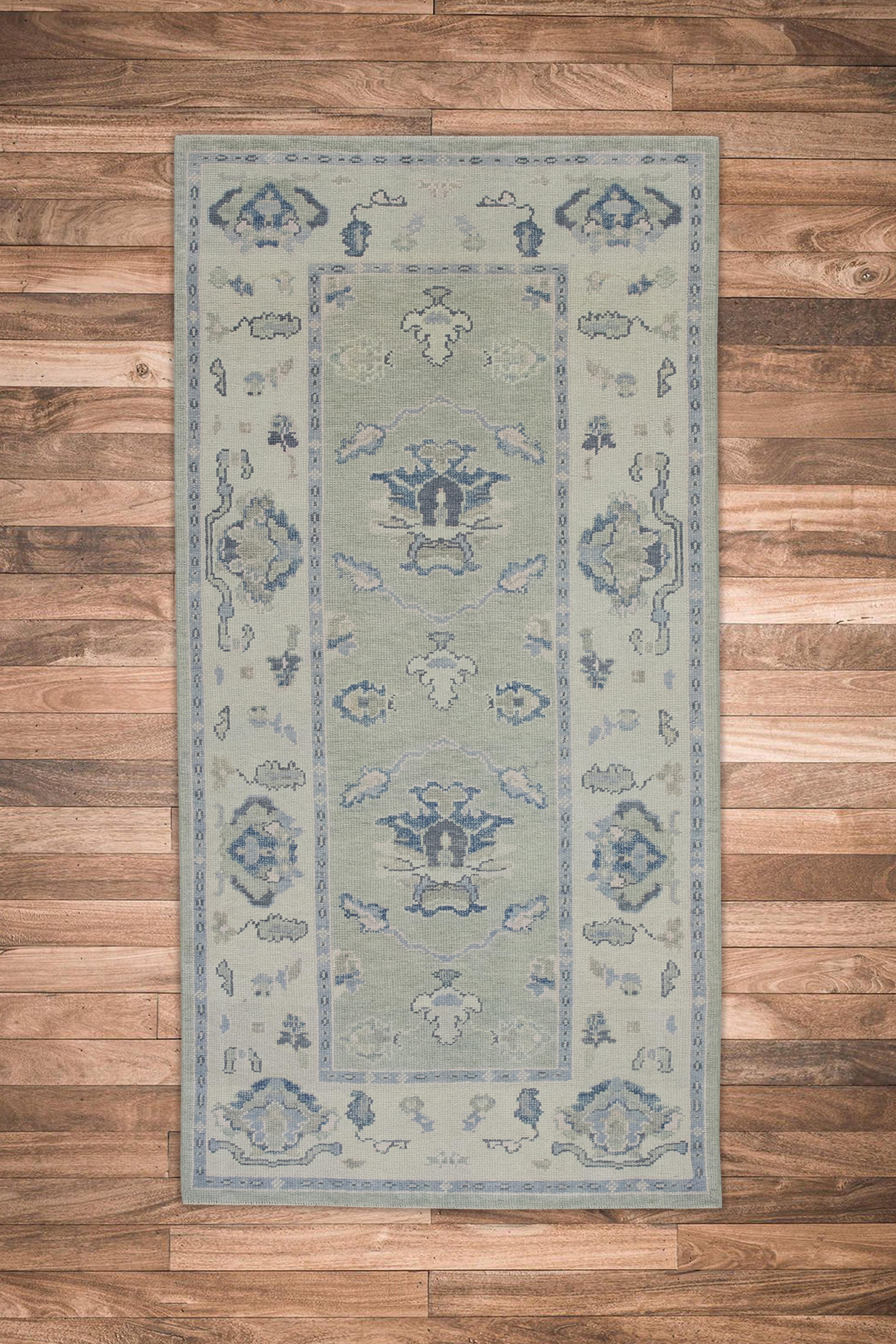 XXIe siècle et contemporain Tapis de couloir turc Oushak en laine tissé à la main vert et bleu 3'8