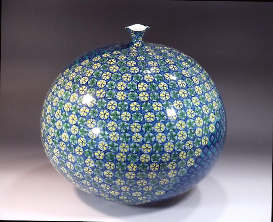 Vase en porcelaine décoratif contemporain japonais peint à la main, œuvre signée d'un maître porcelainier très réputé de la région d'Imari-Arita au Japon, présentant des motifs géométriques et floraux en bleu, jaune et vert. L'artiste a reçu de