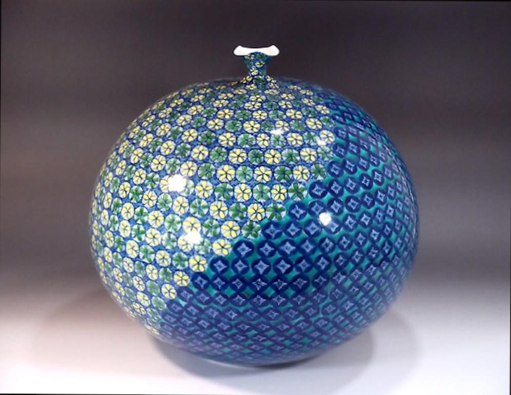 Japonais Vase en porcelaine vert bleu jaune par un maître artiste japonais contemporain en vente