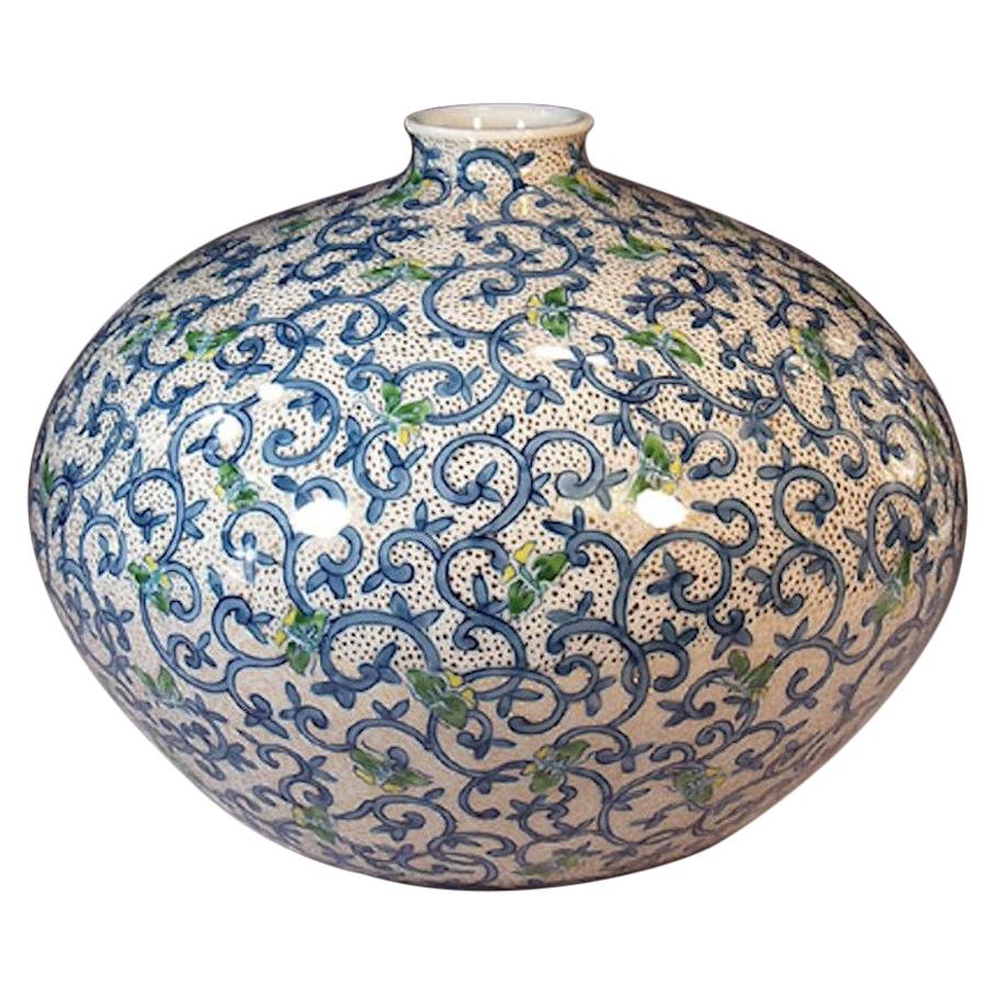 Japanische Vase aus grünem, blau-weißem Porzellan des zeitgenössischen Künstlers, 2