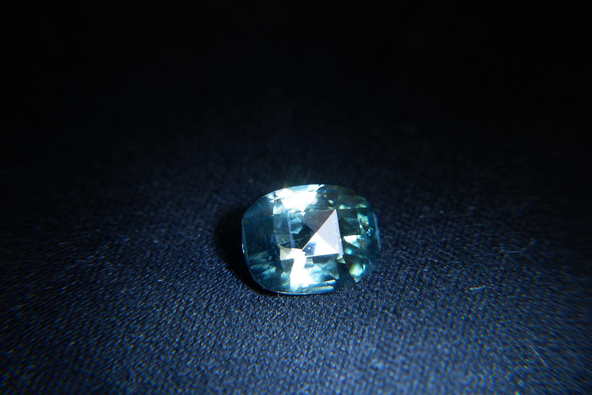 2.26 ct Green/Blue Metallic Sapphire Handcrafted, GIA For Sale 2