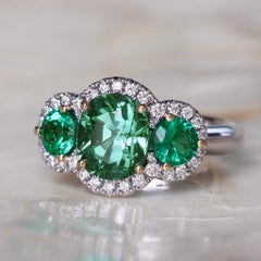 Anello a trilogia con diamante smeraldo e tormalina verde blu menta