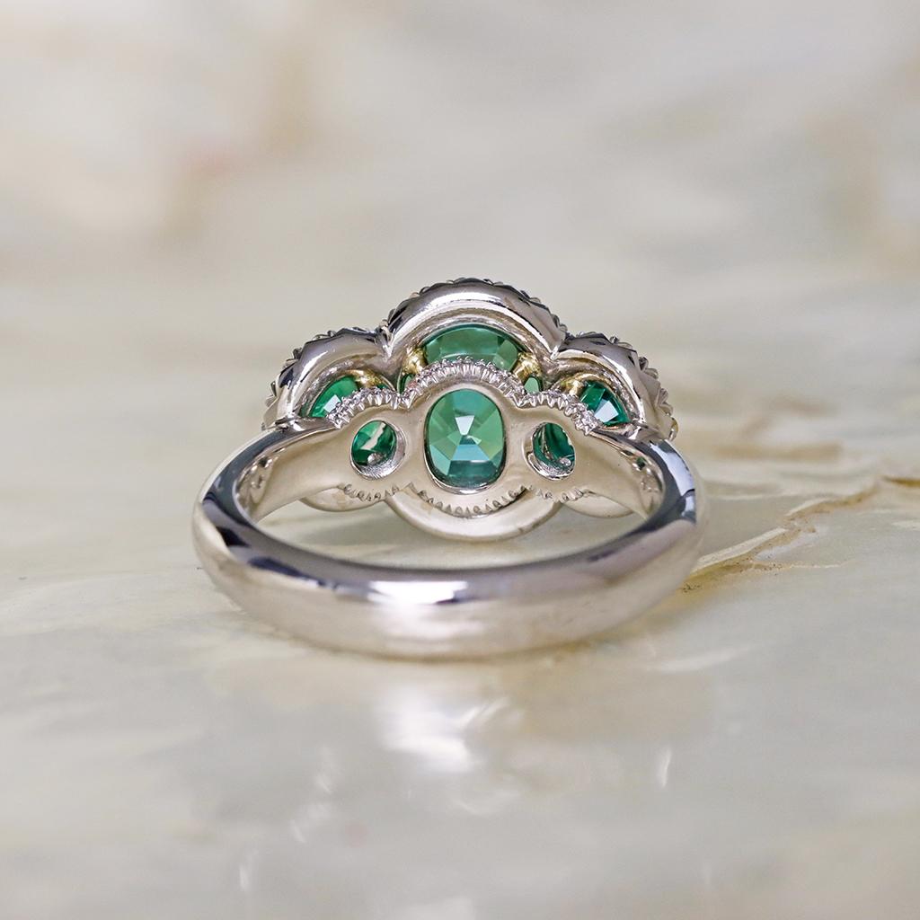 Green Blue Mint Tourmaline Emerald Diamond Halo Trilogy Ring In New Condition For Sale In Antwerp, BE