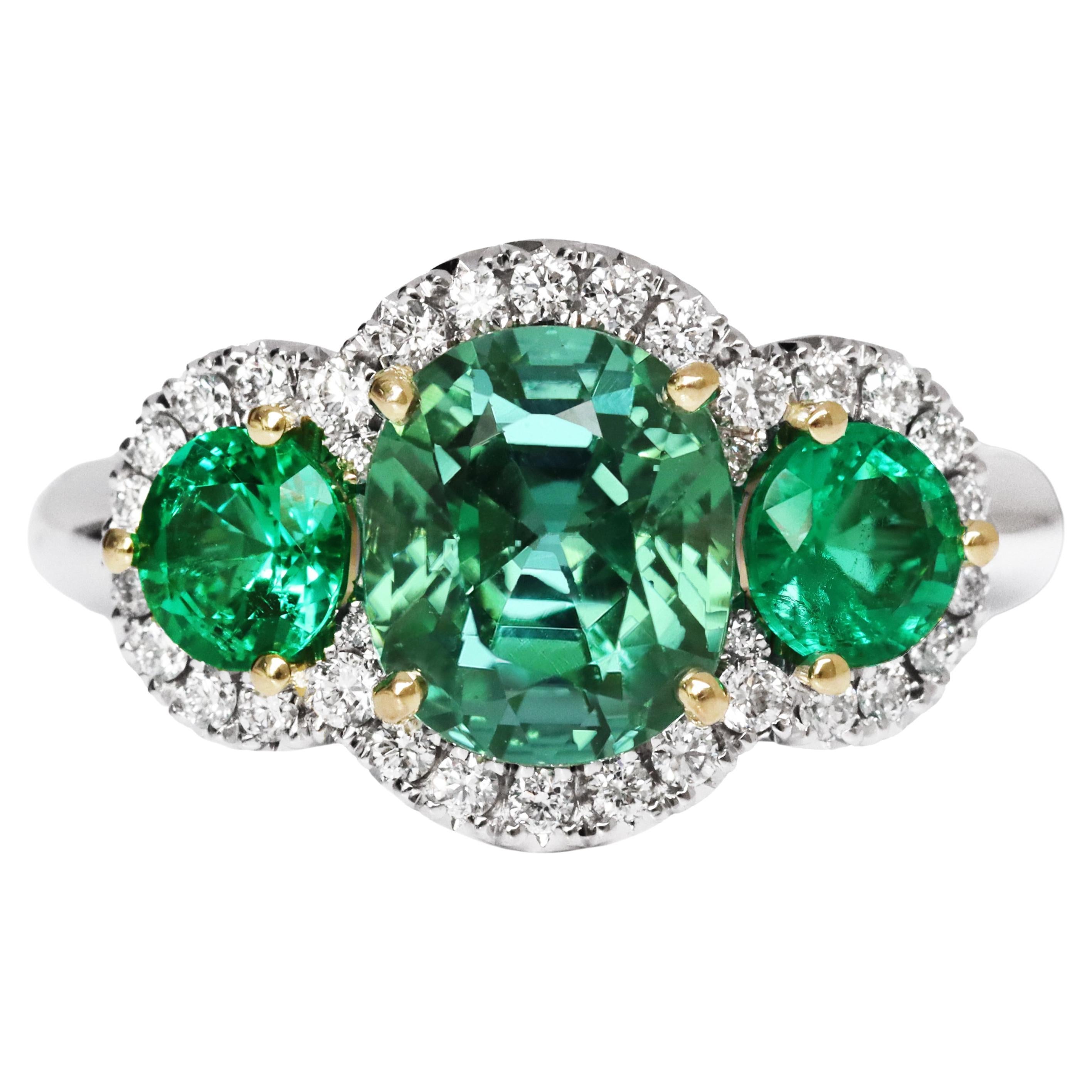 Bague trilogie de tourmalines vertes, bleues et menthe, émeraudes et diamants