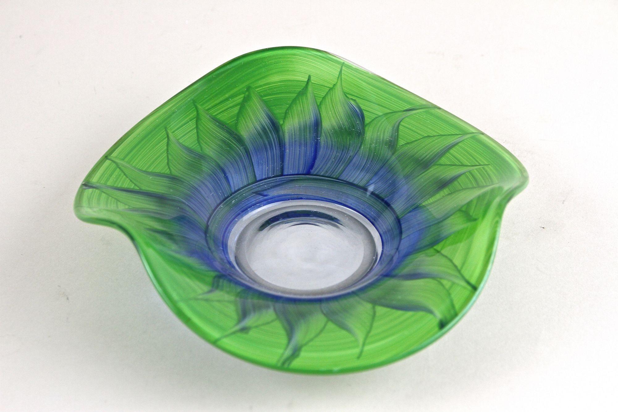 Green/ Blue Murano Glass Bowl, Handpainted - Italy circa 1970 In Good Condition For Sale In Lichtenberg, AT