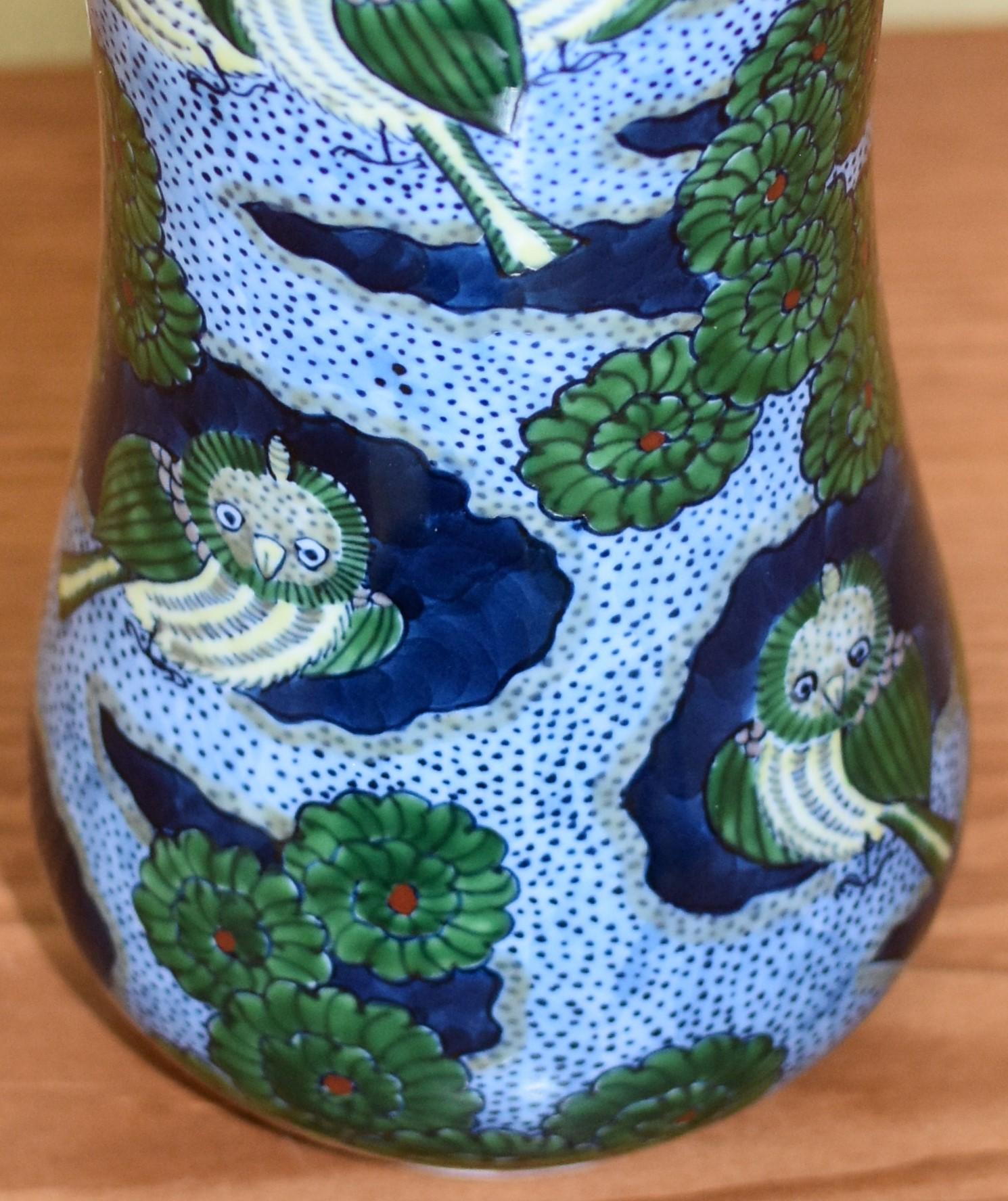 Vase décoratif contemporain unique en porcelaine, peint à la main de manière complexe en bleu et vert vifs sur un beau corps haut, une œuvre signée par un maître porcelainier de deuxième génération de la région d'Imari-Arita au Japon, hautement