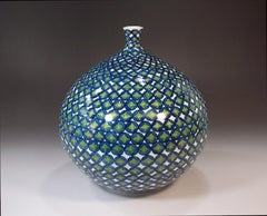 Vase contemporain en porcelaine verte et bleue Jarpanese par  Maître artiste