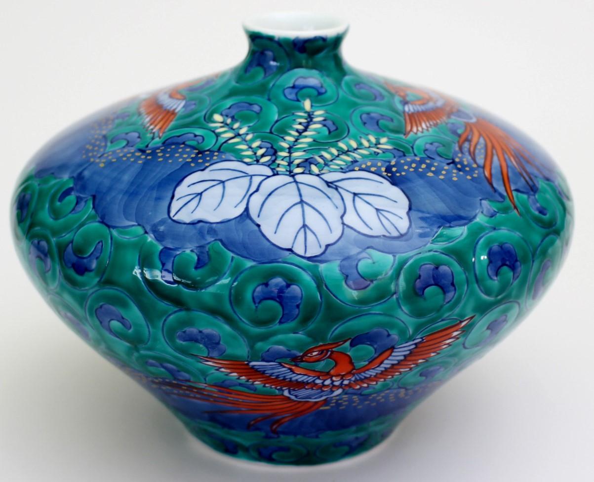 Grüne Porzellanvase von japanischem Meisterkünstler (Handbemalt) im Angebot