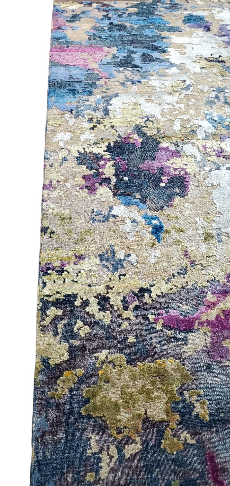 Tapis contemporain abstrait en laine et soie tissé à la main vert, bleu et violet, en stock en vente 1