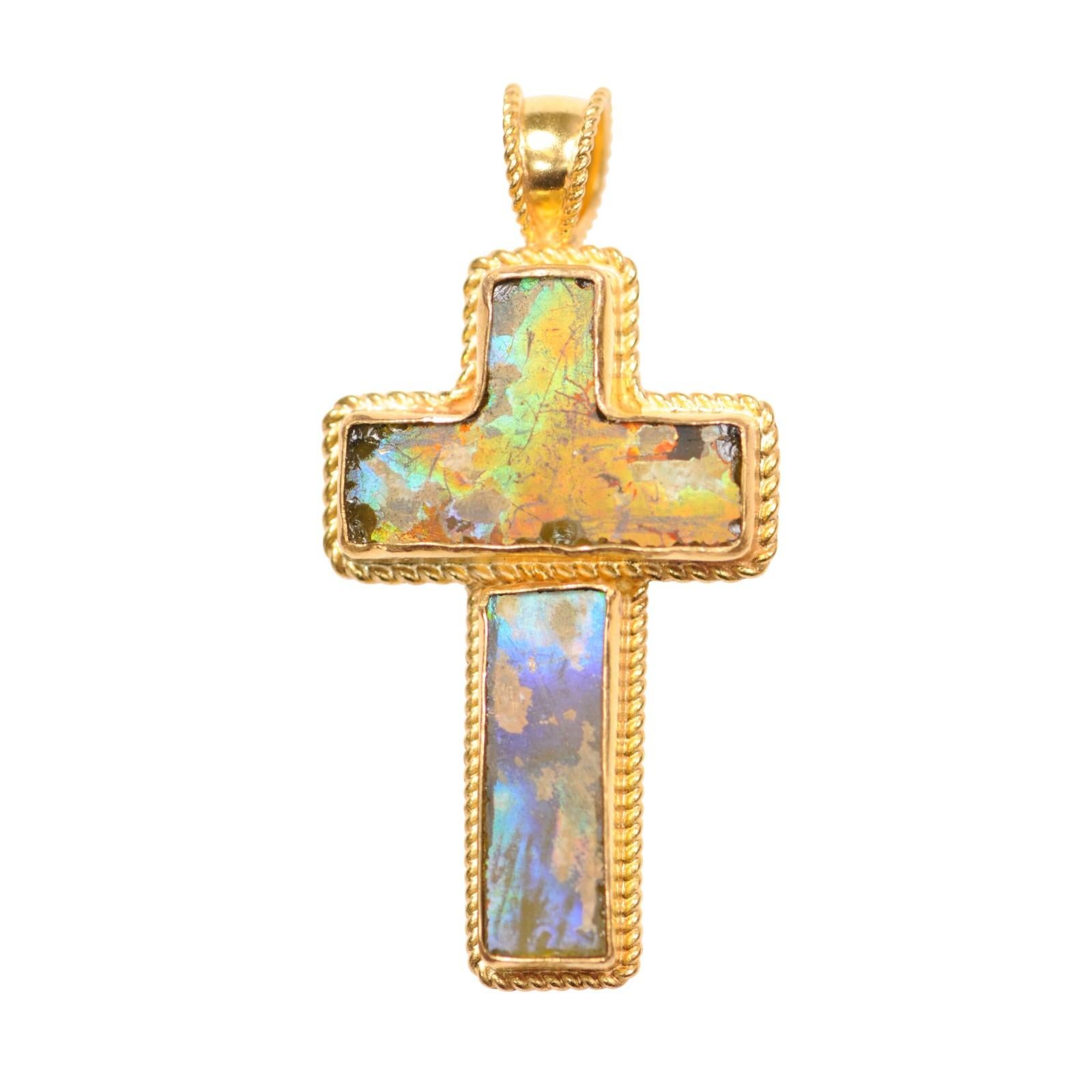 Una splendida croce romana in vetro con una balla fissa incastonata in oro 21 carati. Questa antica croce romana è incastonata in 4,3 grammi di oro a 21 carati. Fu creato tra il I e il III secolo ADS. Si tratta di un pezzo personalizzato realizzato