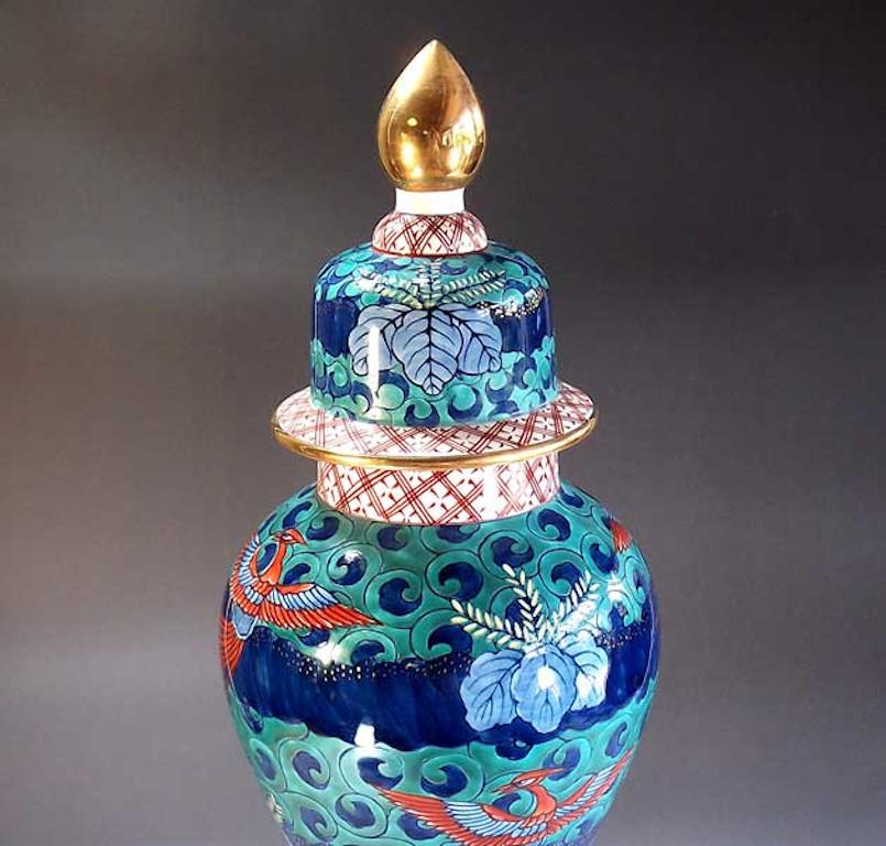 Exquise jarre à couvercle en porcelaine décorative contemporaine en trois parties, peinte à la main en vert, rouge et bleu, mettant en valeur des phénix en rouge et bleu vifs, sur un corps en porcelaine magnifiquement façonné dans un saisissant
