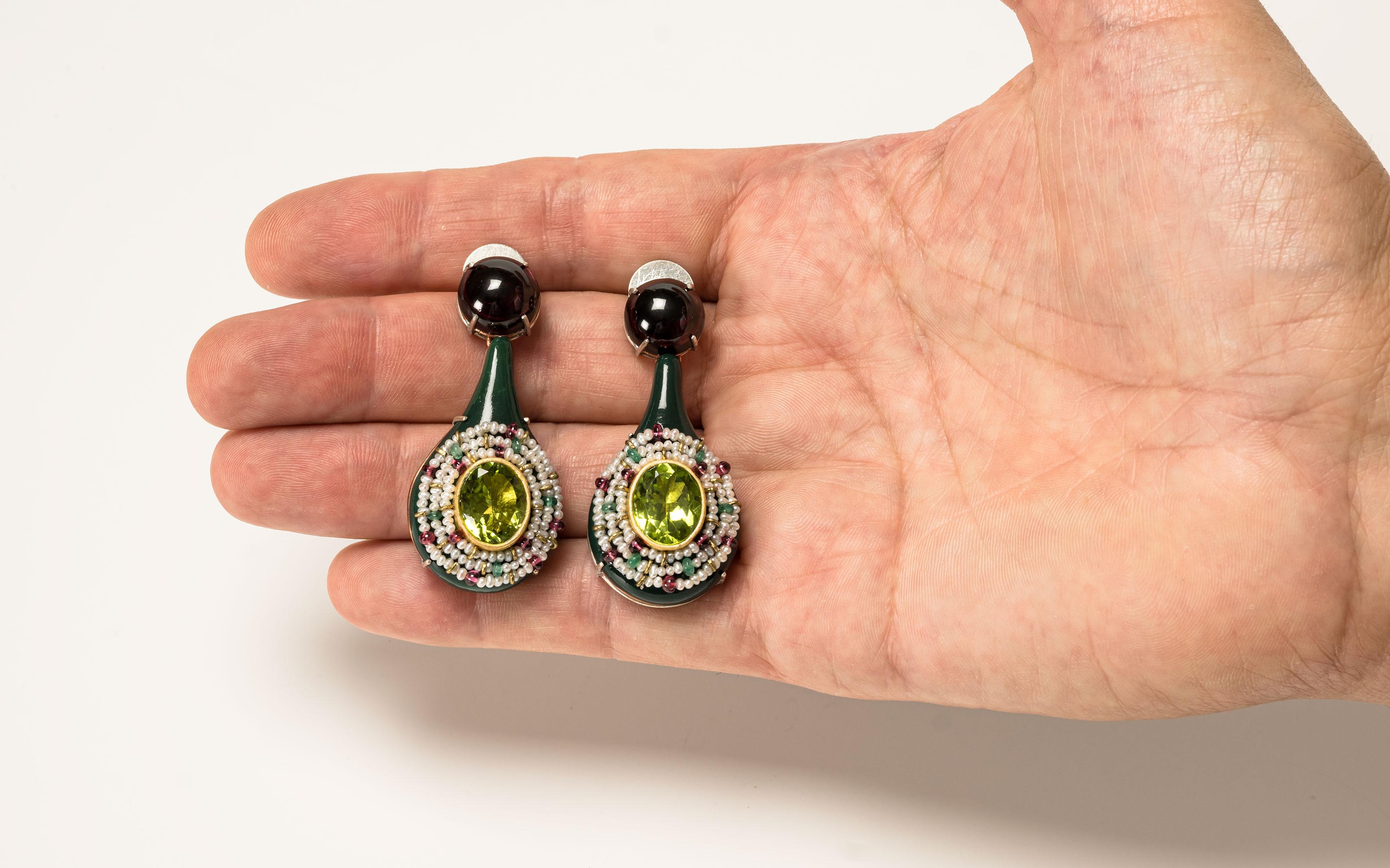 Stud Earrings “Nima”, 2023, are a one-of-a-kind contemporary author jewelry by italian artist Gian Luca Bartellone.
Materials: papier-mâché, gold 18kt, silver, copper, peridots, garnets, rubellites, emeralds, pearls, gold leaf 22kt.

The main body