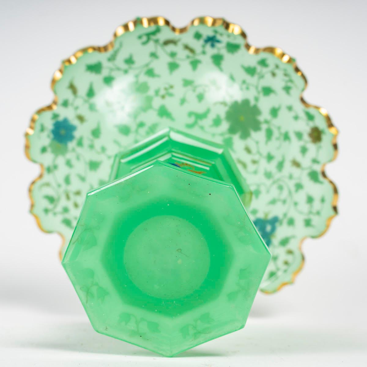 Green Bohemian Crystal Bowl, 19th Century, Napoleon III Period. In Good Condition In Saint-Ouen, FR