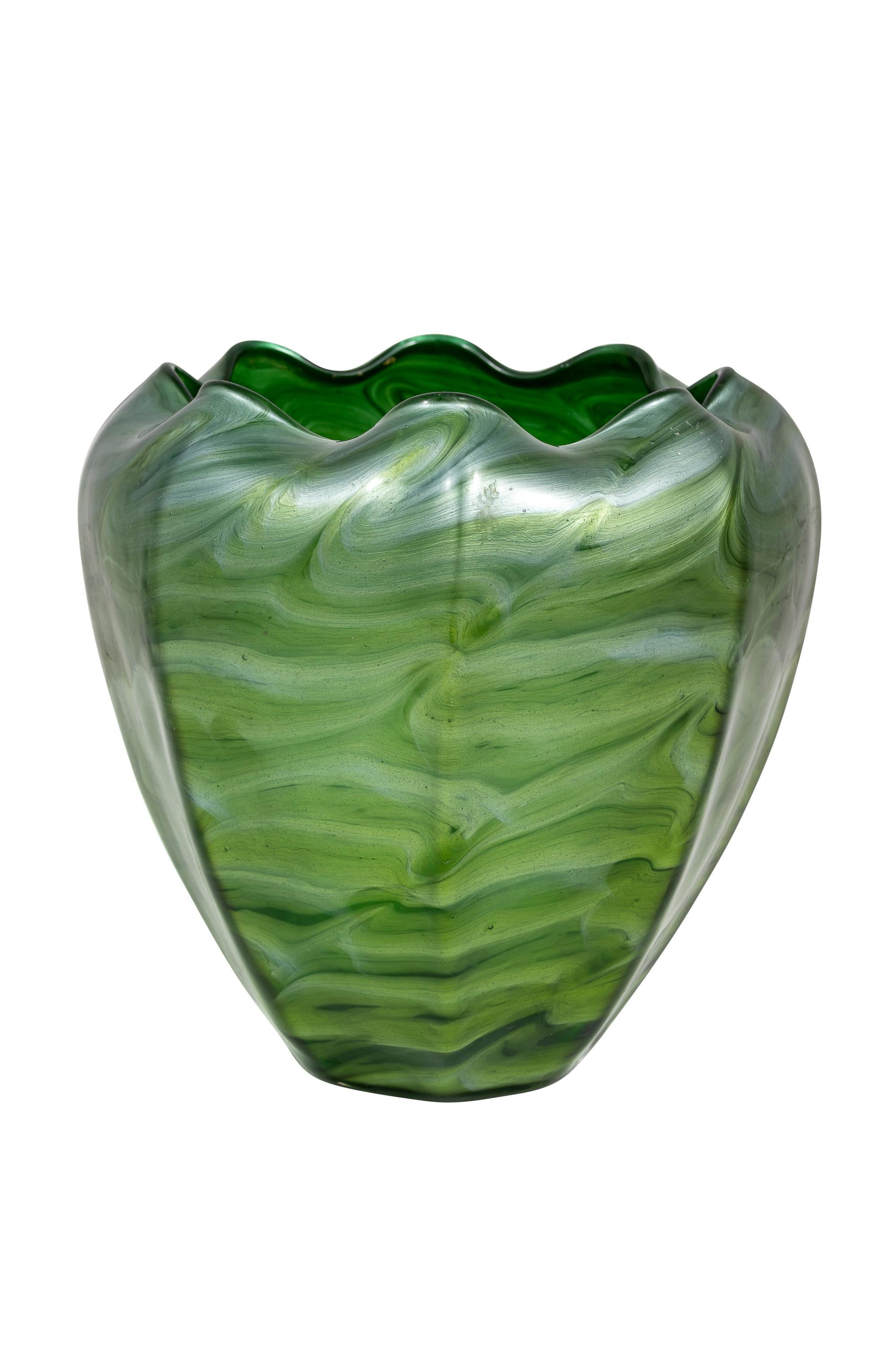 Jugendstil Vase en verre vert de Bohème Loetz circa 1905  en vente
