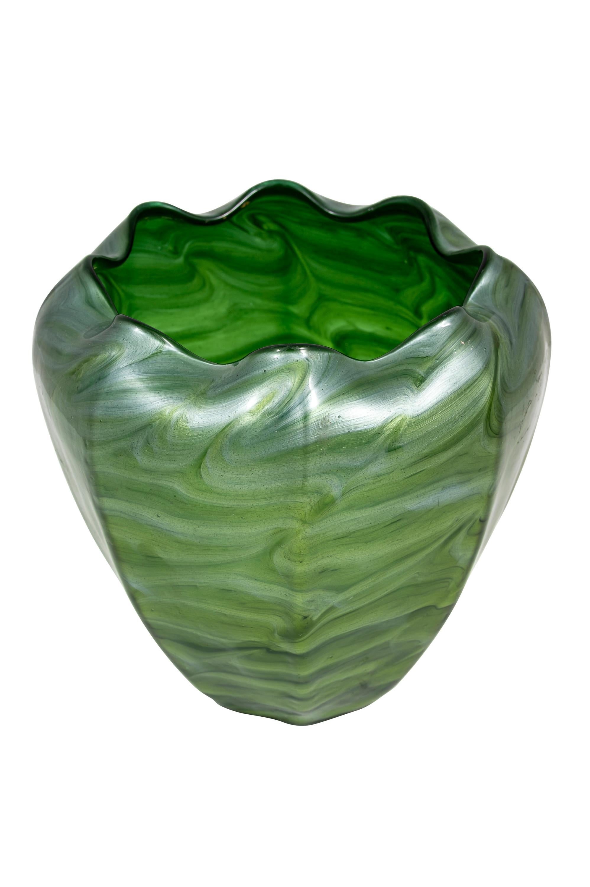 Autrichien Vase en verre vert de Bohème Loetz circa 1905  en vente